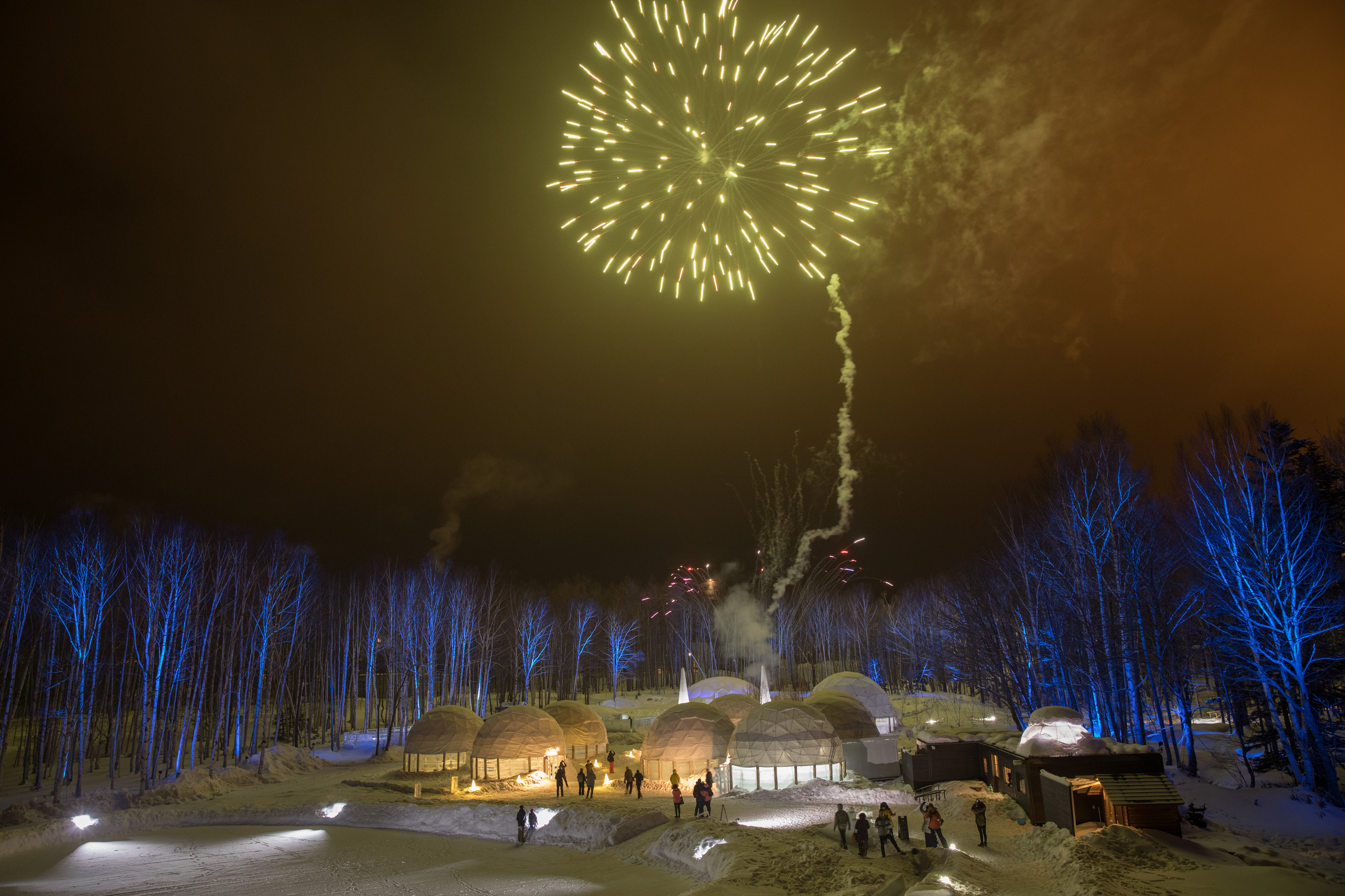 迷幻的煙火，讓愛絲冰城更添美麗色彩。