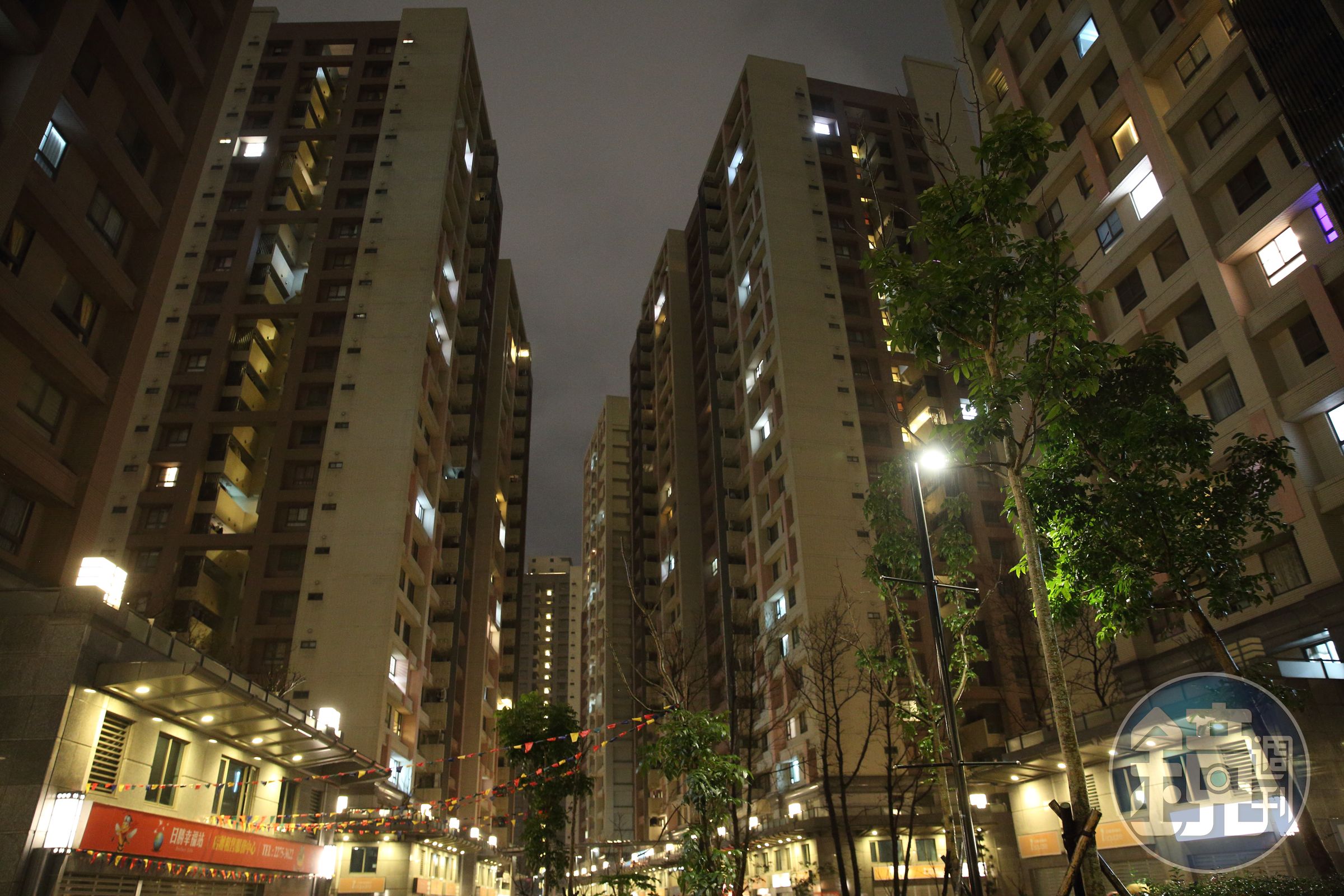 新北市浮州合宜宅地下3樓停車場的梁柱，疑因當日的3級地震後出現裂縫。