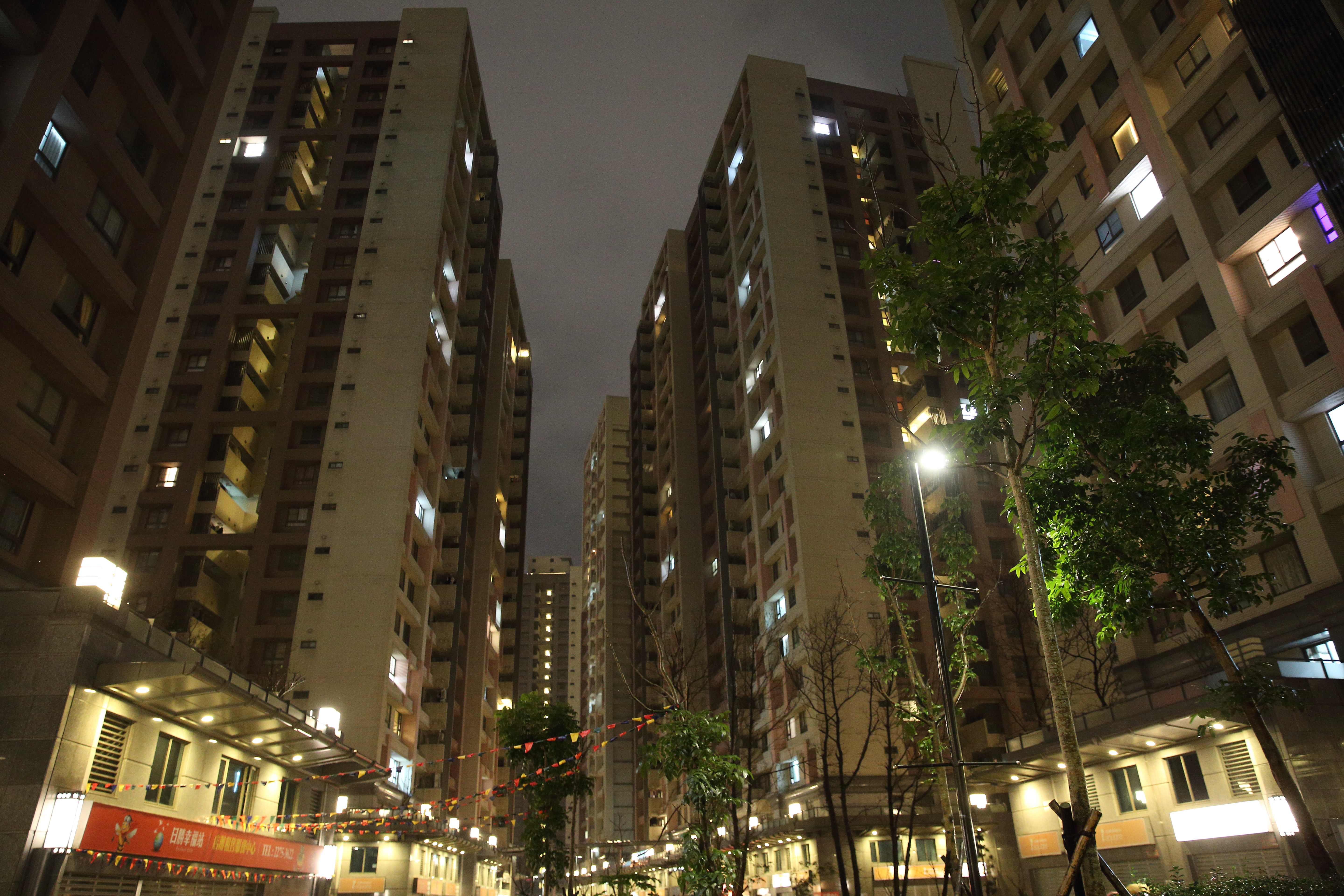 新北市浮州合宜宅地下3樓停車場的梁柱，疑因當日的3級地震後出現裂縫。