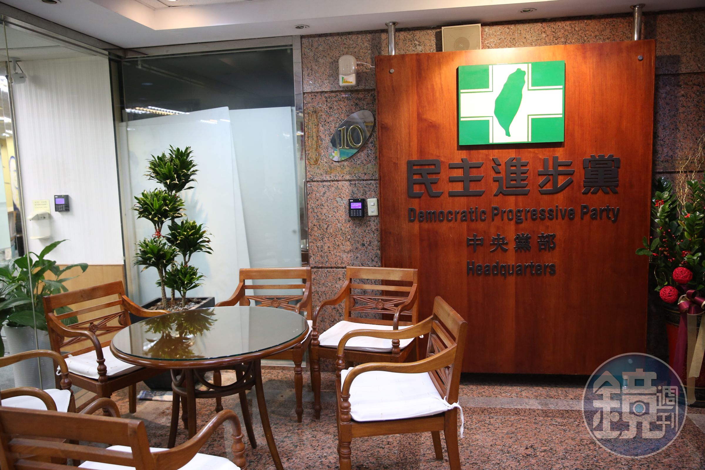 民進黨中央黨部召集黨內登記高雄市長、台南市長、嘉義縣長黨內初選的各陣營，舉辦首場初選民調說明會。