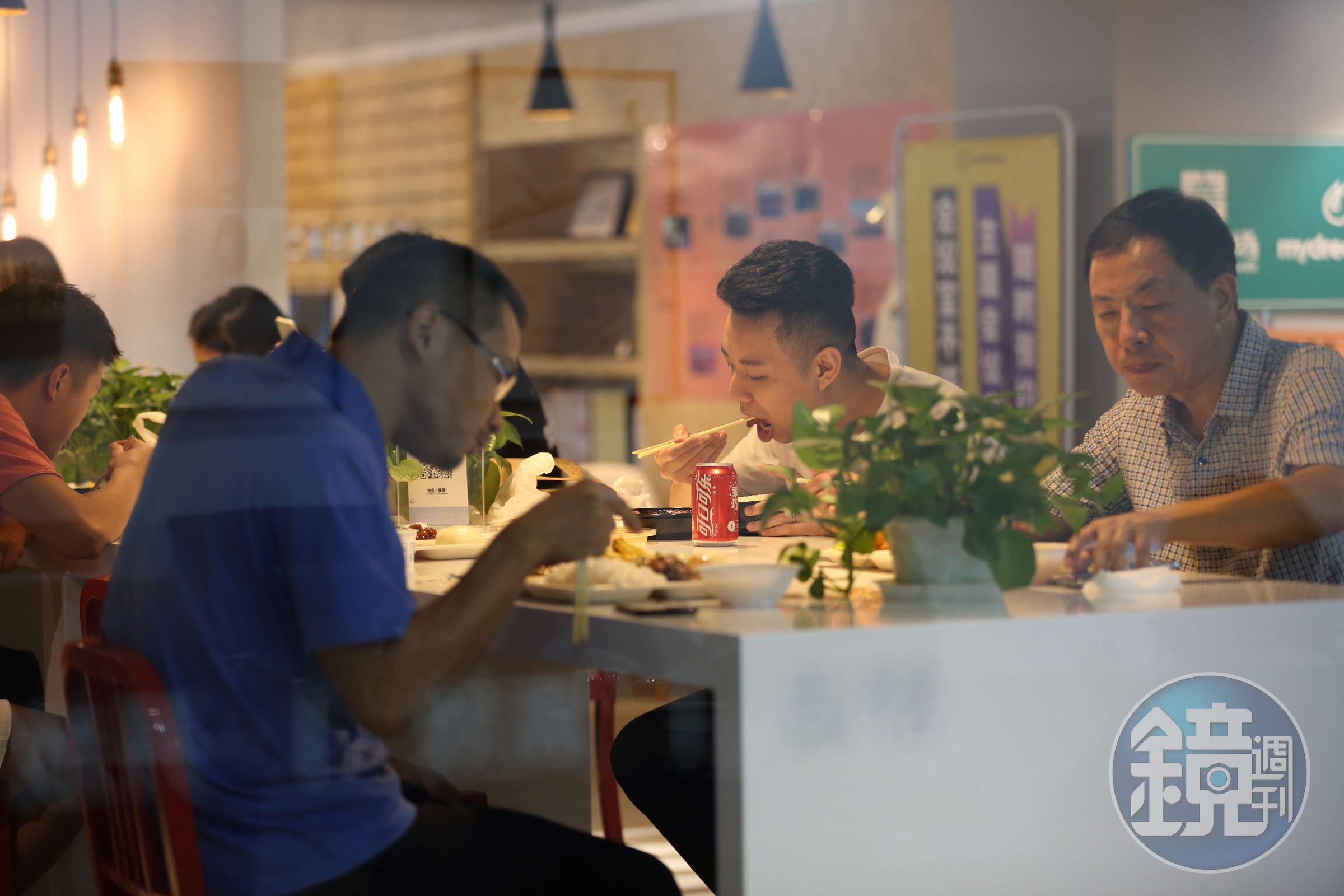 到北京創業的簡子復，午餐最常以外送便當裹腹。