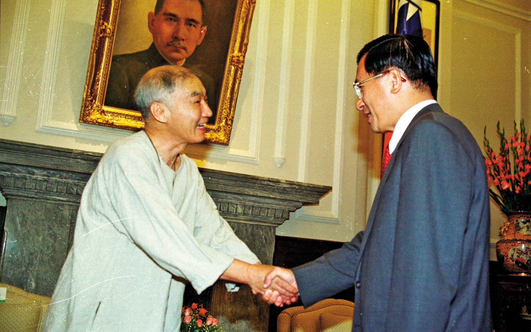 2000年陳水扁（右）當選總統不久後即接見黃文雄（左），並聘請黃文雄擔任國策顧問。（中央社）