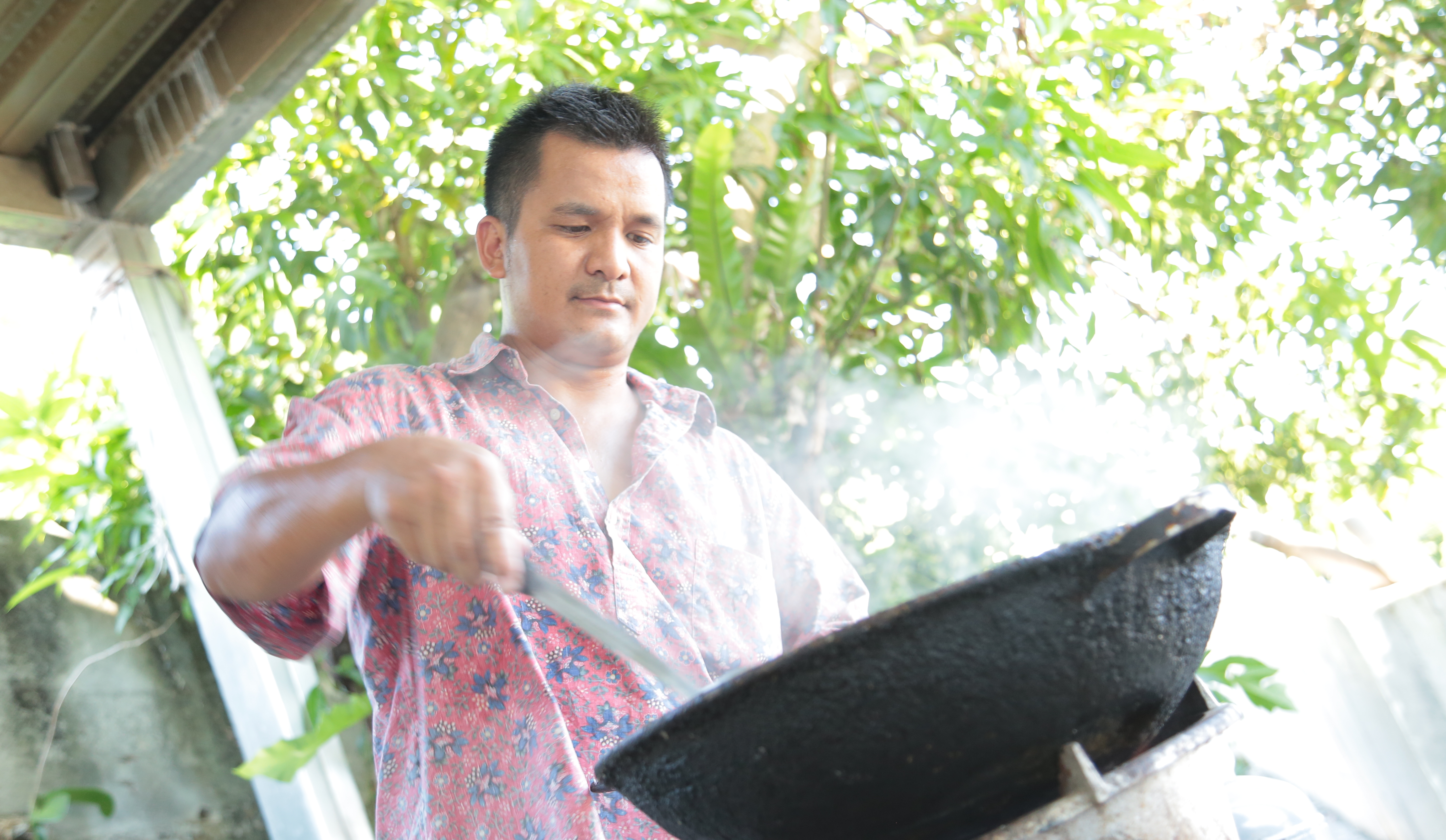 周文軍是布農族的總舖師，他說是辦桌讓全家人的感情凝聚在一起。