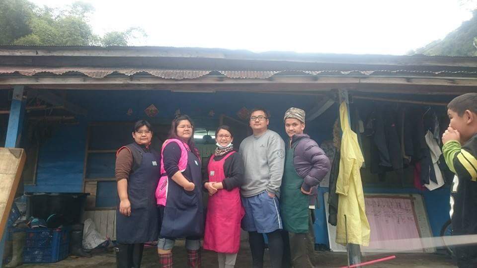 周文軍是家裡老么，出去辦桌時通常由大姊掌廚（圖左），所以他的角色是讓現場氣氛熱絡的公關。圖為他和大哥和三位姊姊在老家前的合照。