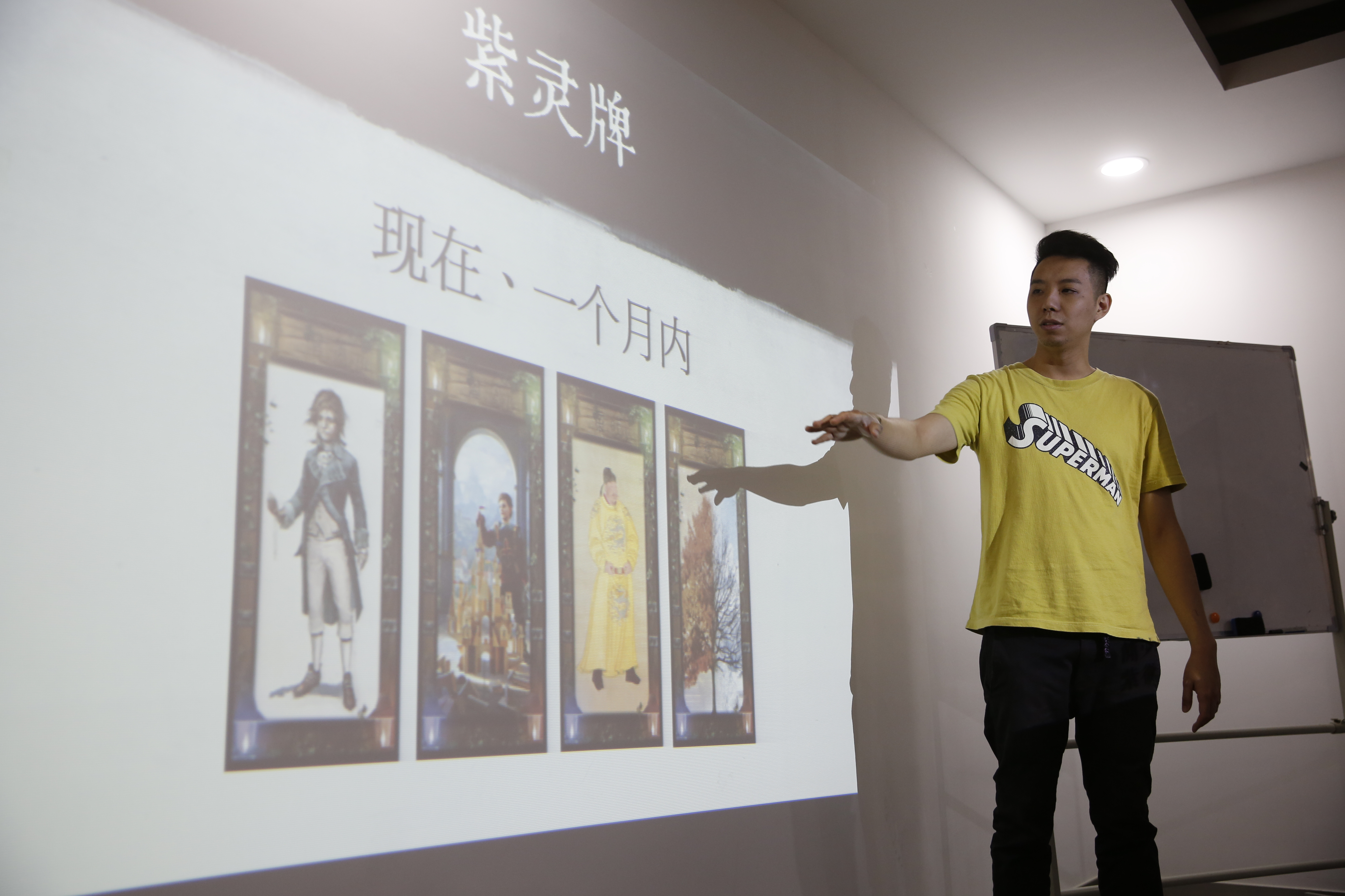 週末幫學生上課，教授紫微斗數與面相，簡子復還身兼網紅，視訊直播。