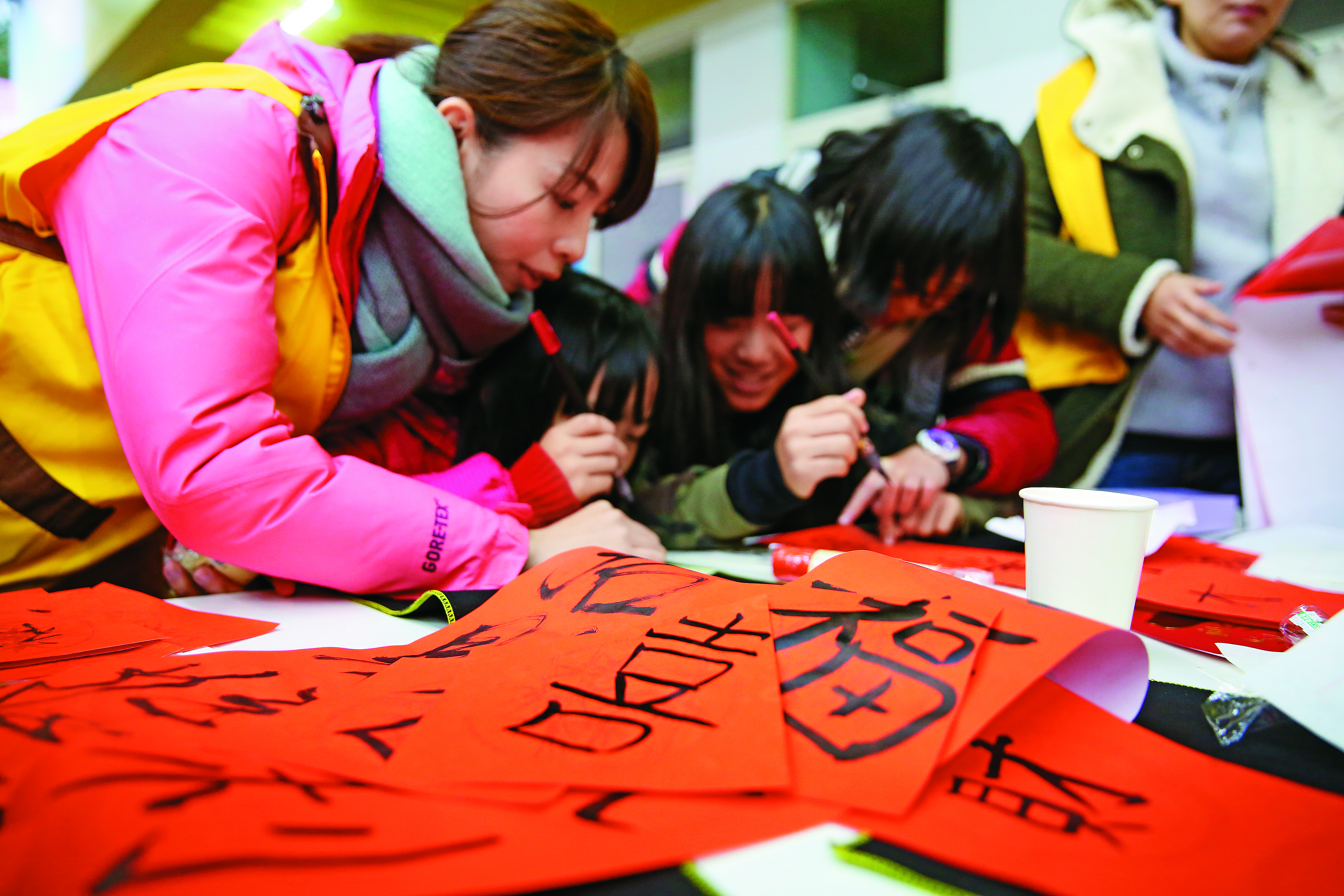 志工帶著院童們發揮創意寫春聯。