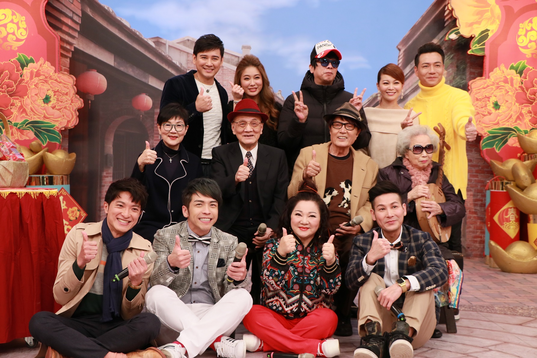 白冰冰（前排右二）今錄《新春旺旺冰冰Show》過年特別節目。（中視提供）