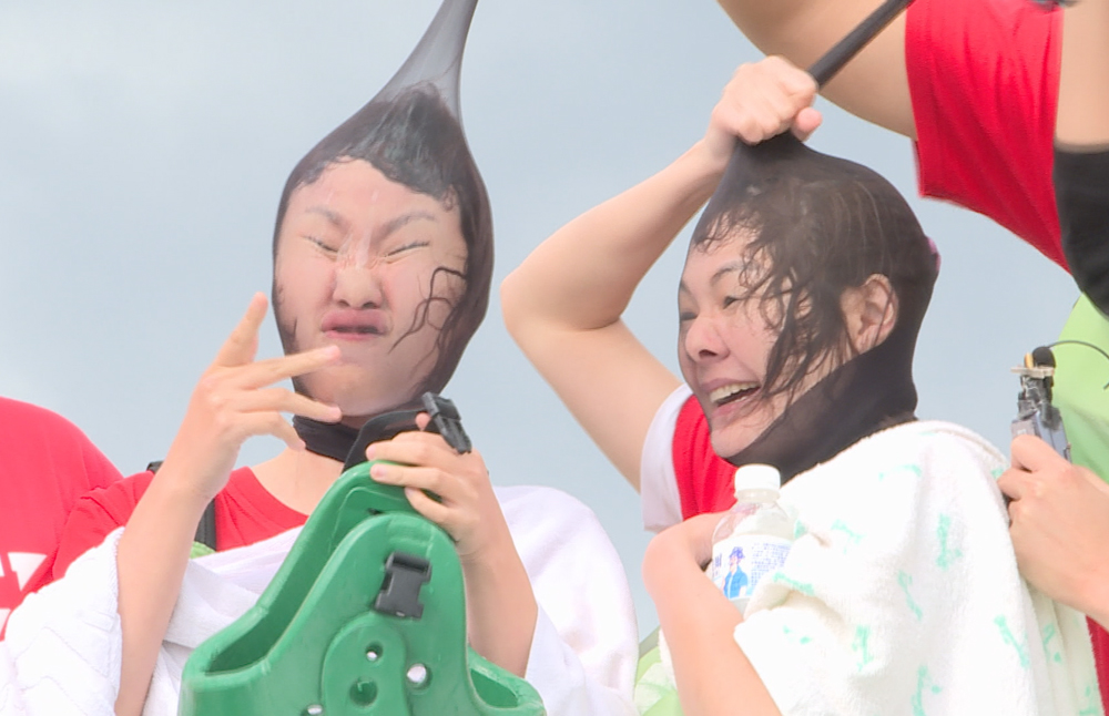 Vicky（右）和李懿被絲襪套頭，實在有夠醜。（台視提供）