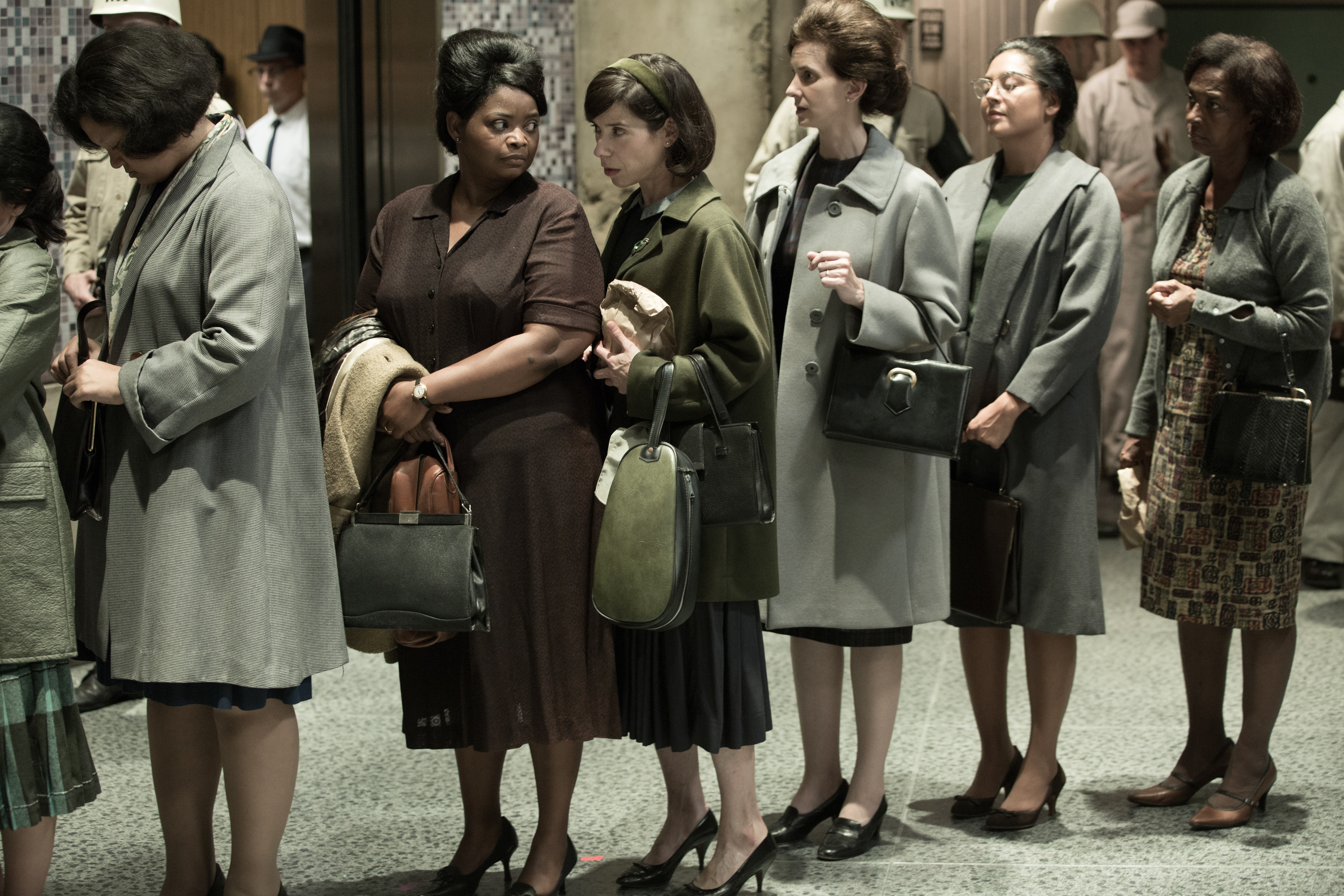 奧塔維亞史班森（左三）和莎莉霍金斯（中）在《水底情深》裡的角色都是社會邊緣人。（福斯提供）