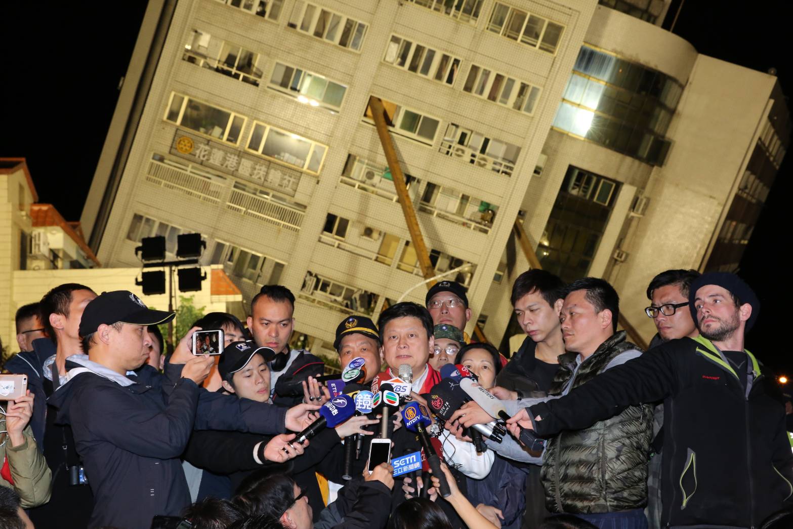 花蓮縣長傅崐萁強調，無論如何都要救出201房五人。