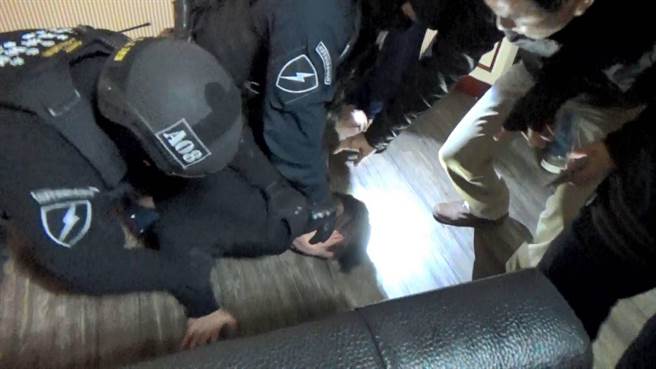 刑事局除暴特勤隊在民宅內壓制天道盟份子，起出槍械、毒品等贓證物。（嘉義市警察局提供）