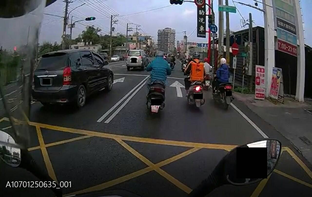依照檢舉人的行車紀錄器連續影像,證實李姓騎士左手插口袋騎乘了好長一段路,相當危險。(翻攝網路)