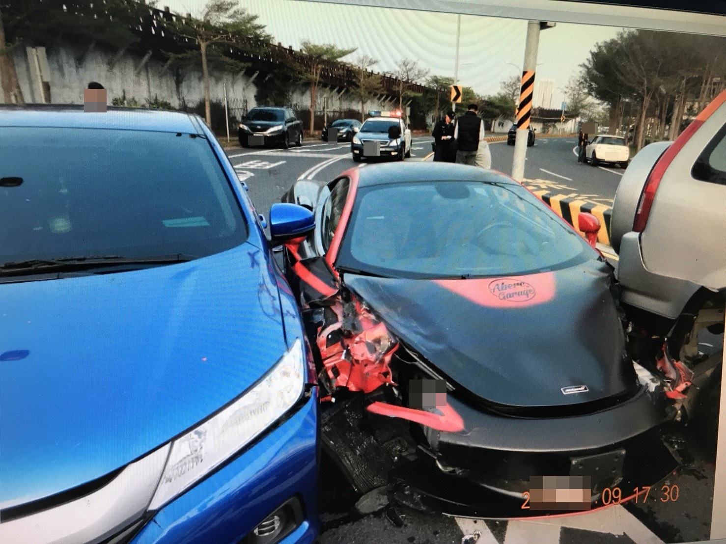 千萬超跑麥拉倫疑因車速過快，衝撞停等紅路燈車輛，直撞進兩車中間。（警方提供）