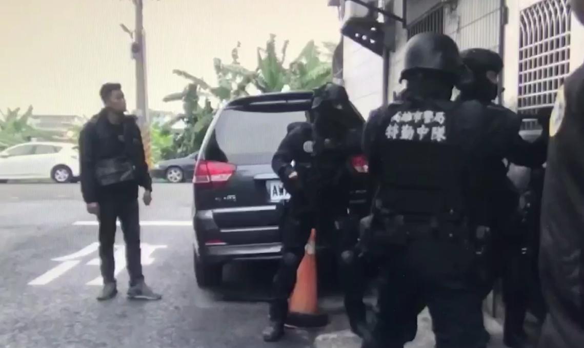 特警拂曉出擊兵分兩路，一方從正面破門進入，另一面則是爬牆上2樓攻堅，讓毒犯措手不及。 （警方提供）