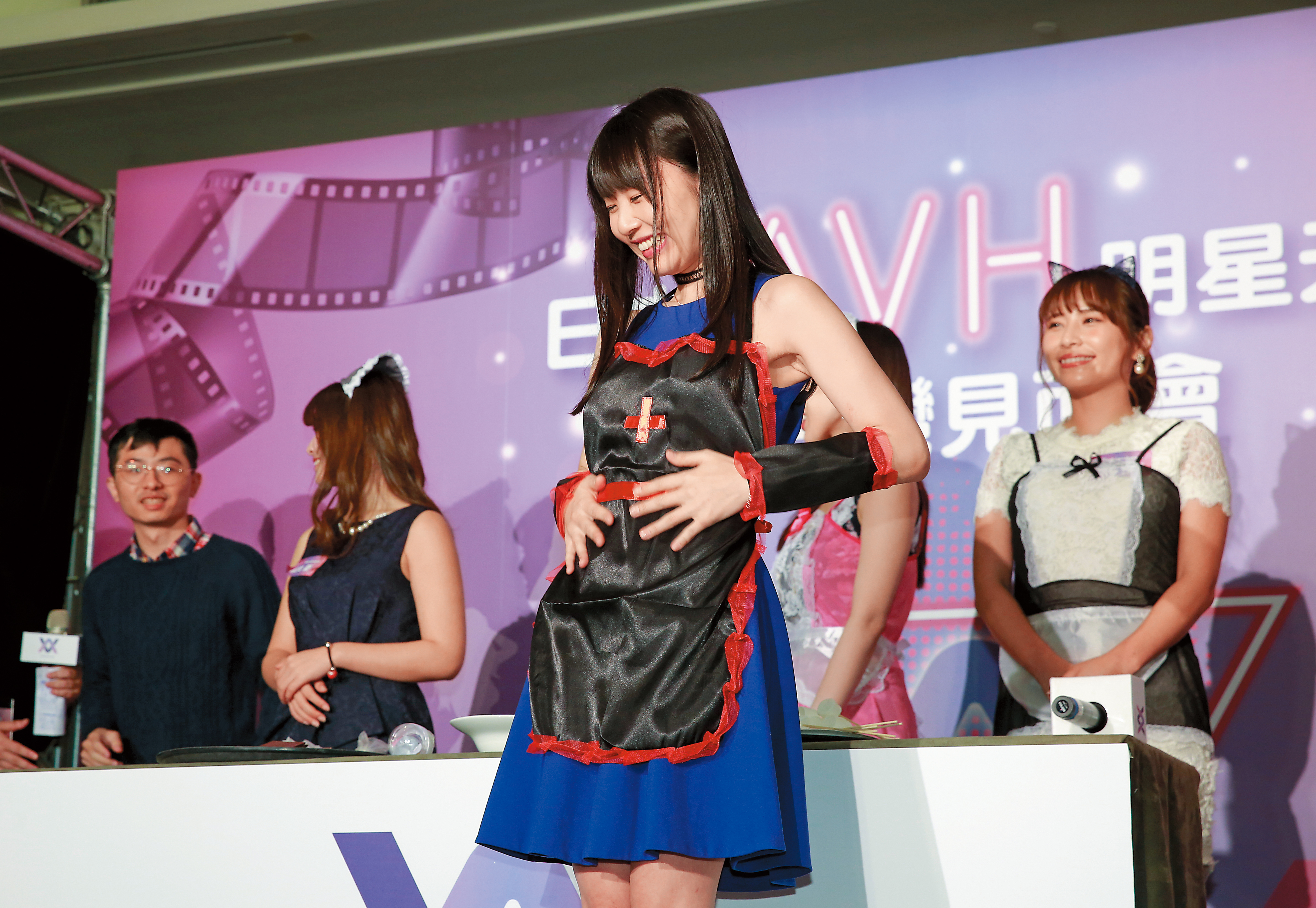 蕾(つぼみ)手上比劃的那套,跟小嫻身上扮裝其實頗有異衣同工之妙。