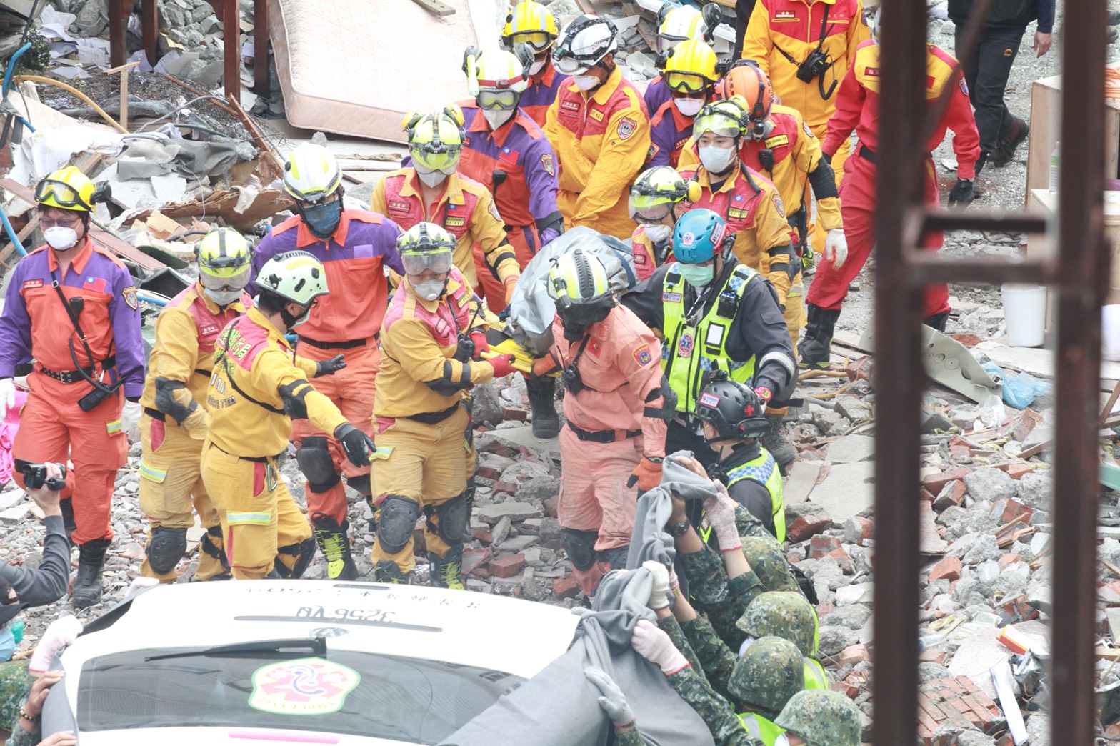 救難人員抬出中國籍遊客的遺體。