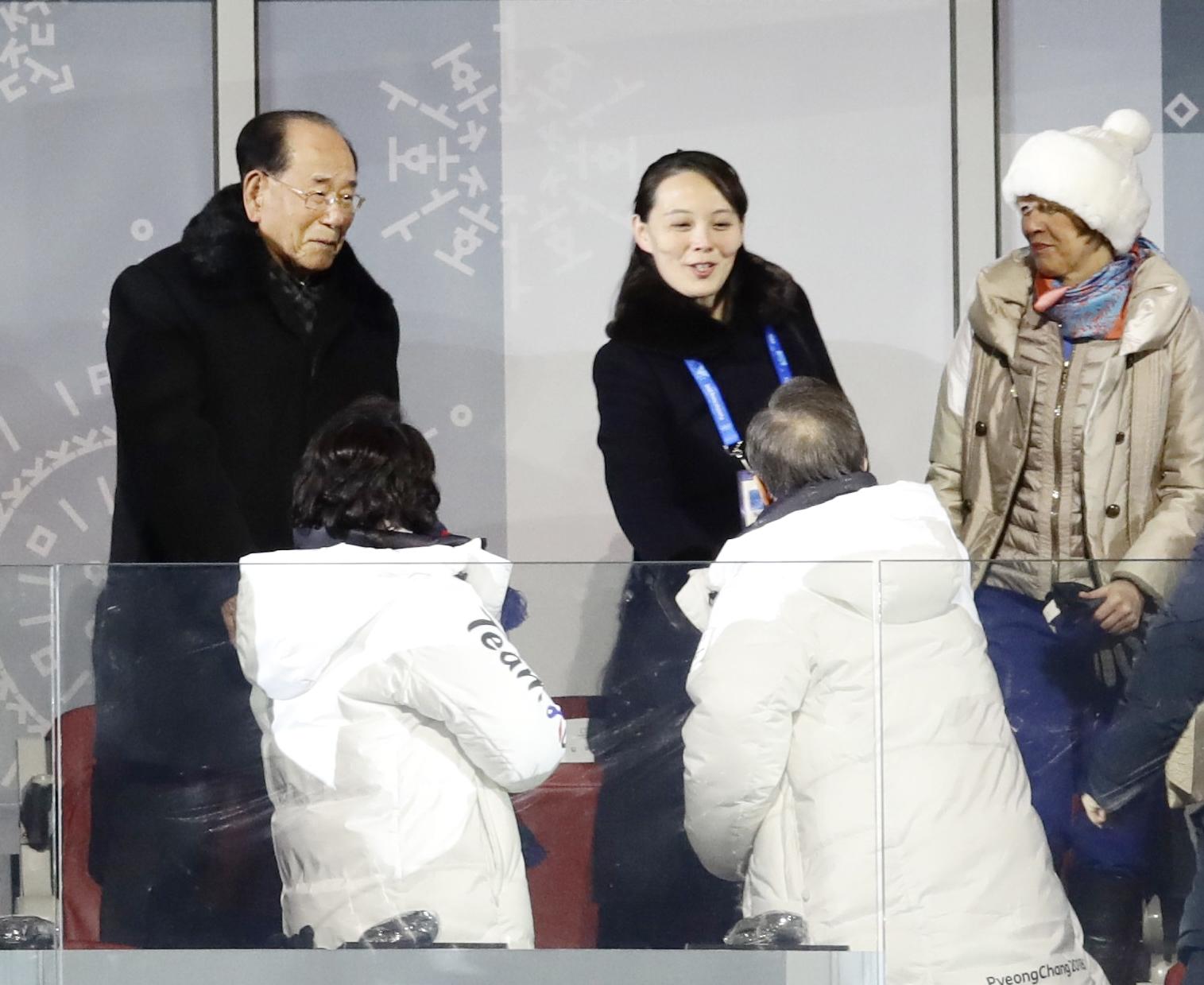南韓總統文在寅(右側背面)與夫人在平昌奧運開幕儀式與北韓領導人胞妹金與正和北韓人大委員長金永南握手致意。(東方IC)