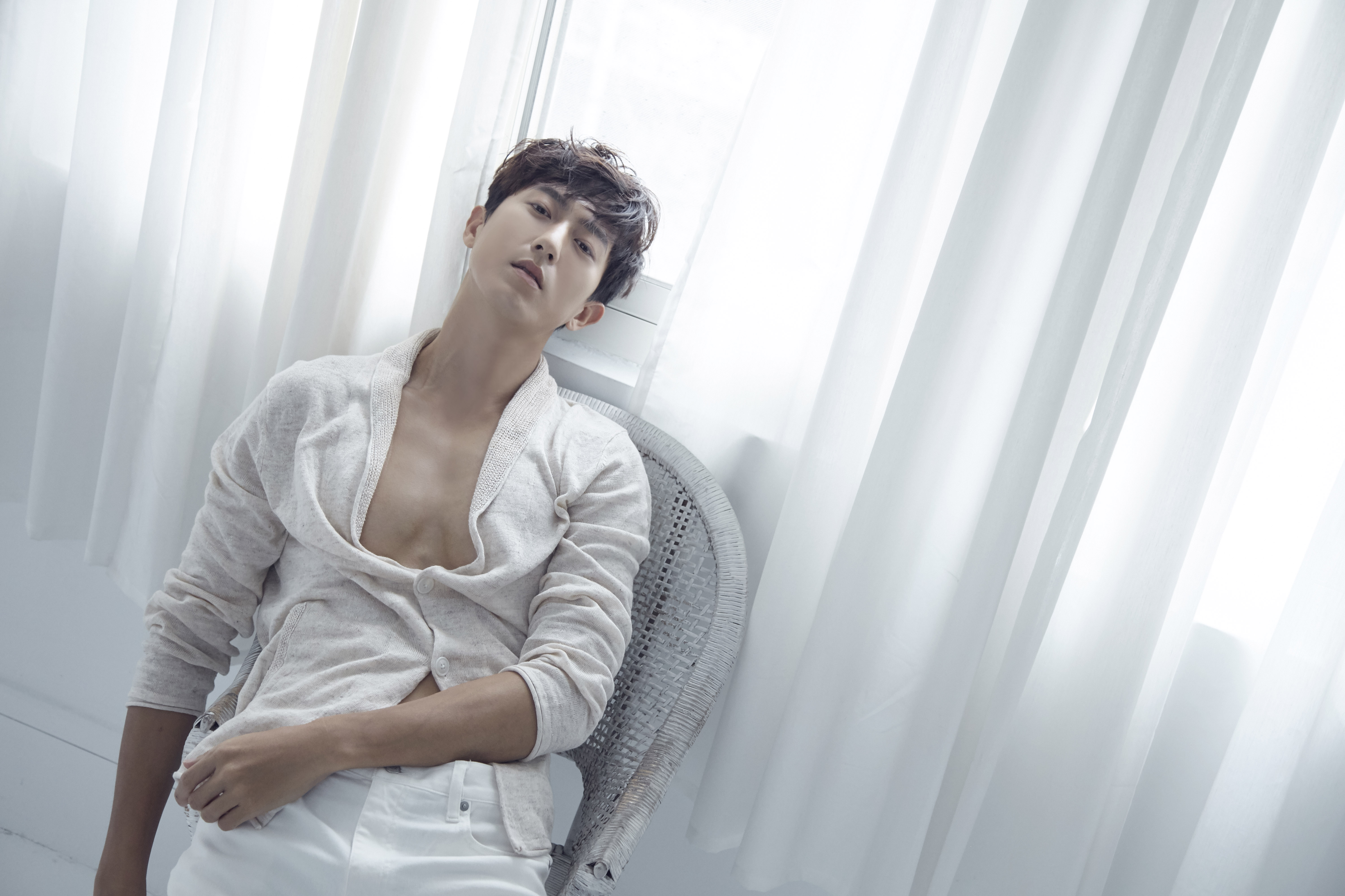 邱昊奇秀出若隱若現的胸肌，引人遐想。（達䲢娛樂提供）