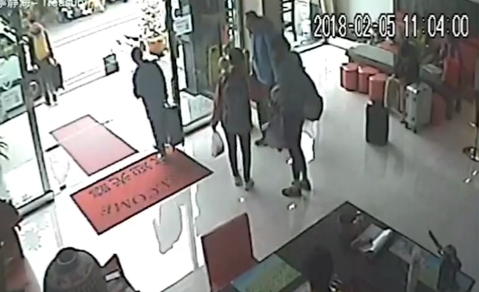 花蓮強震遇難的丁姓陸客一家人，最後身影出現在墾丁民宿大廳。（業者提供）