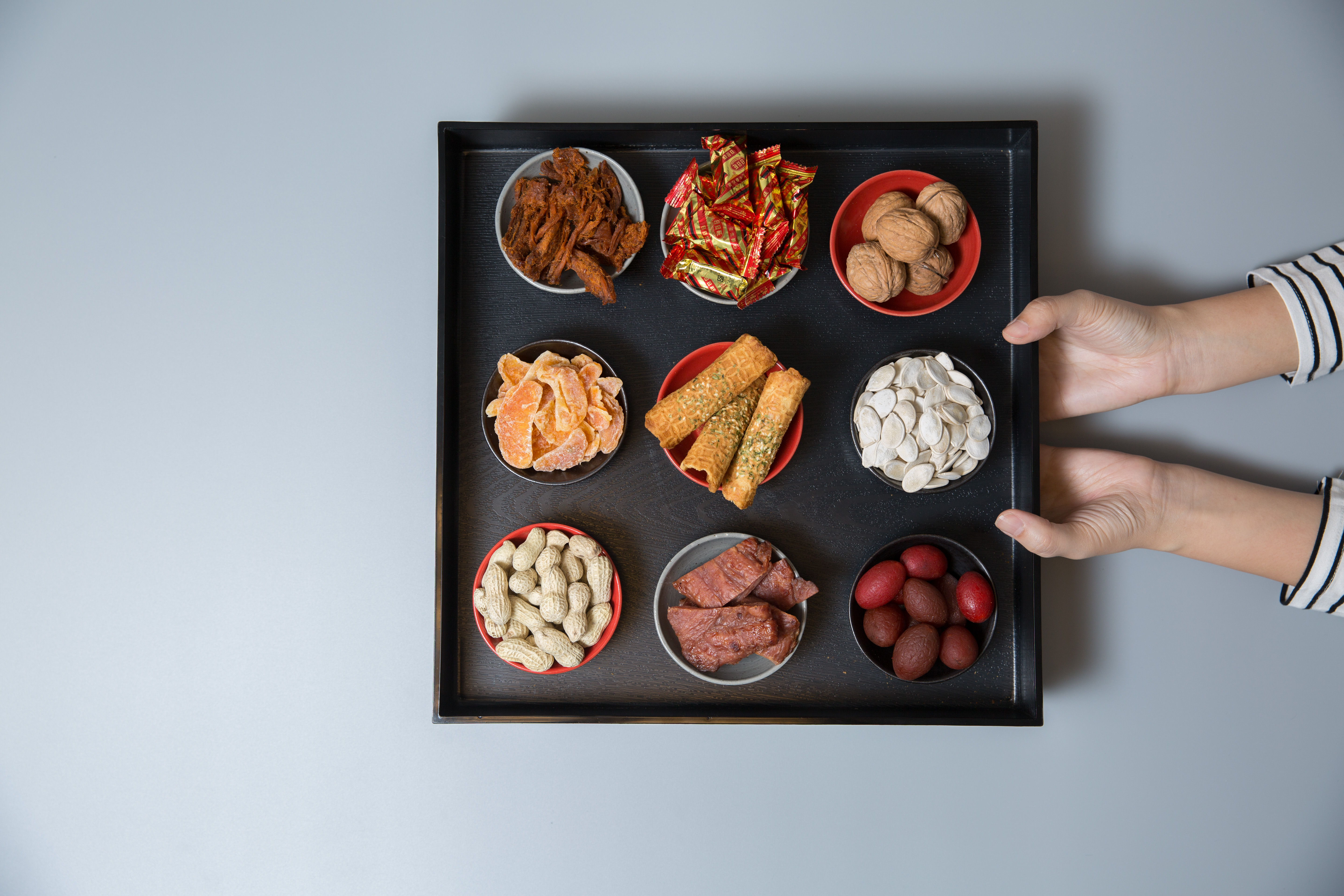 肉乾、蜜餞、瓜子、娃娃酥，不可或缺的傳統過年零食。