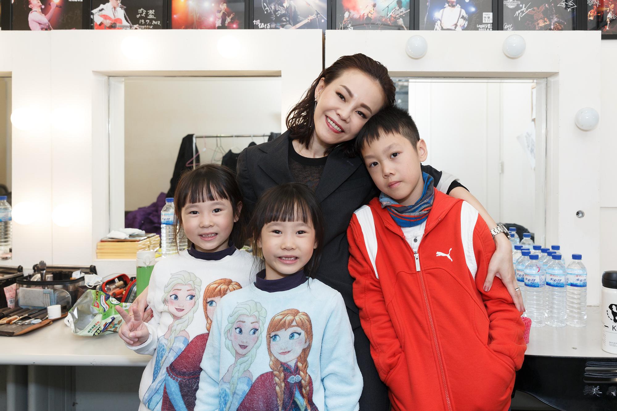 彭佳慧和3個小孩在後台合照。（索尼音樂提供）