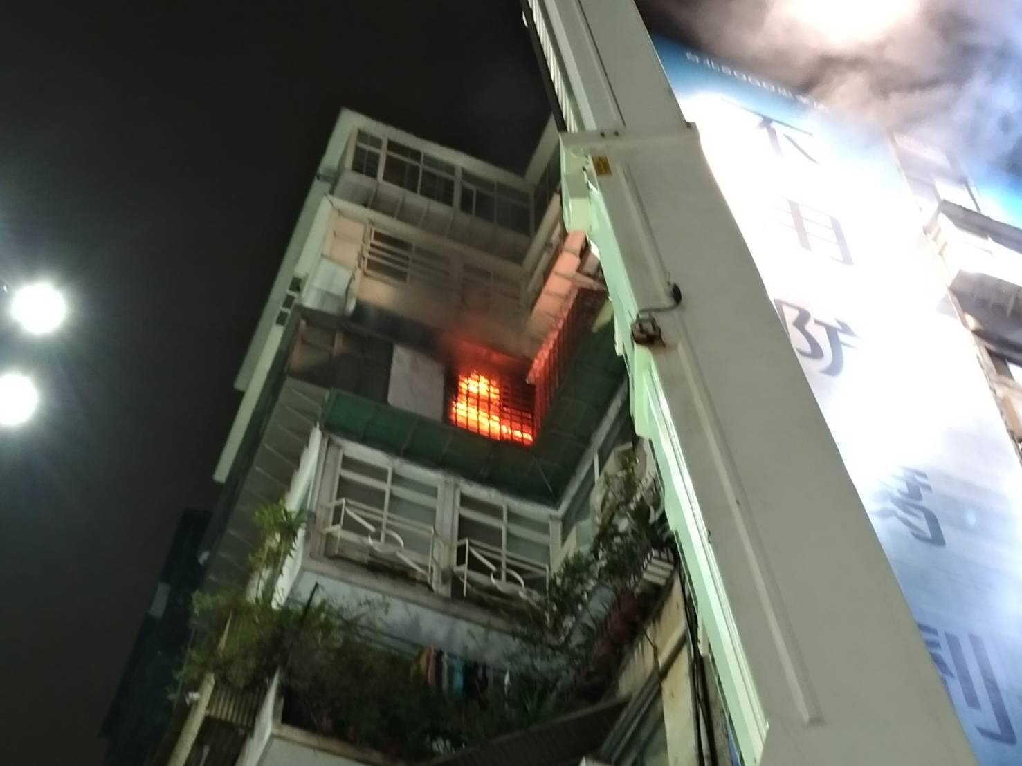 商場周遭濃煙密布，讓許多民眾拍下這驚人的一幕。（翻攝畫面）