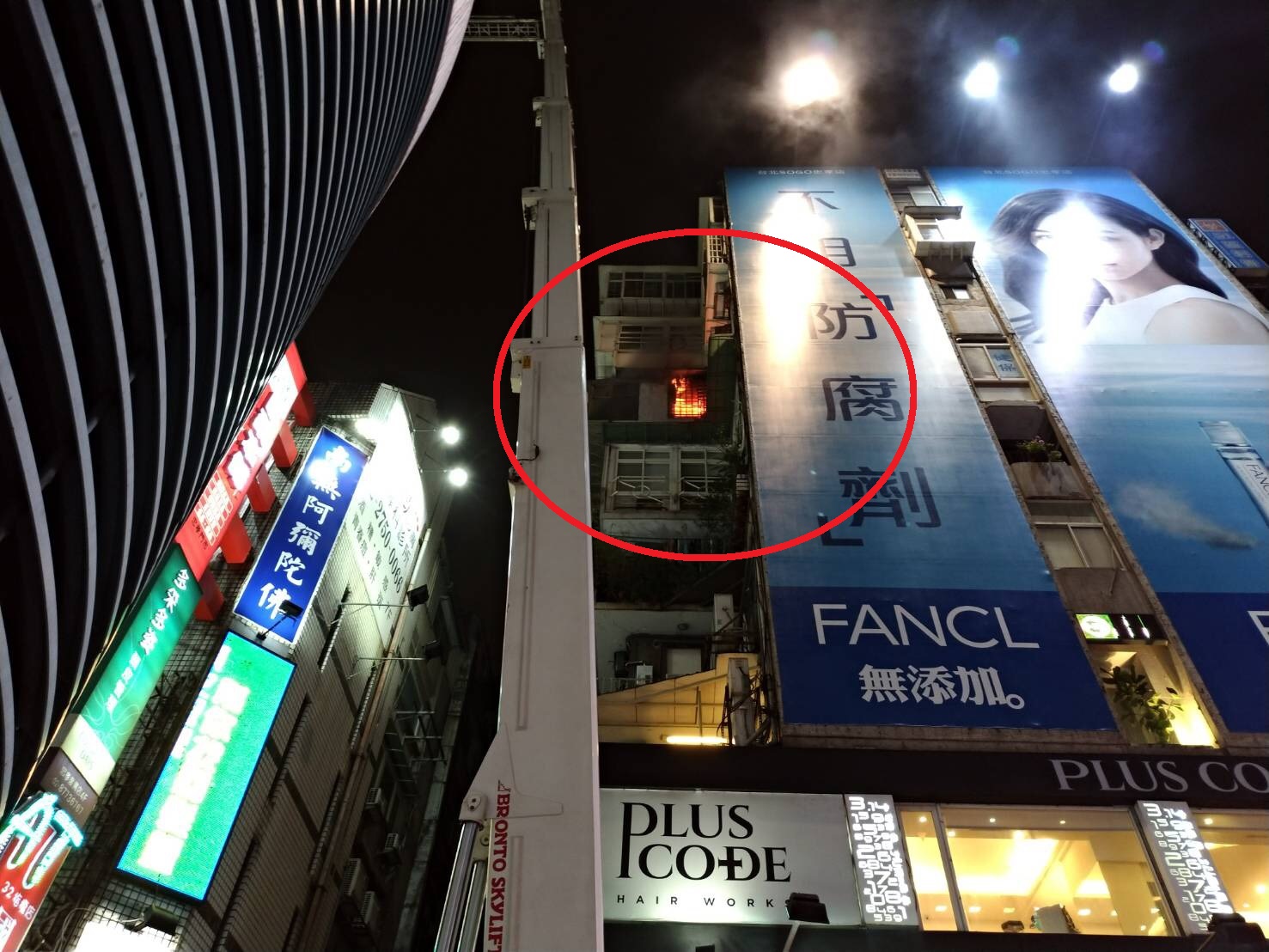 北市東區商圈於今（10）日晚間8時，驚傳火警，目前無人傳出傷亡。（翻攝畫面）