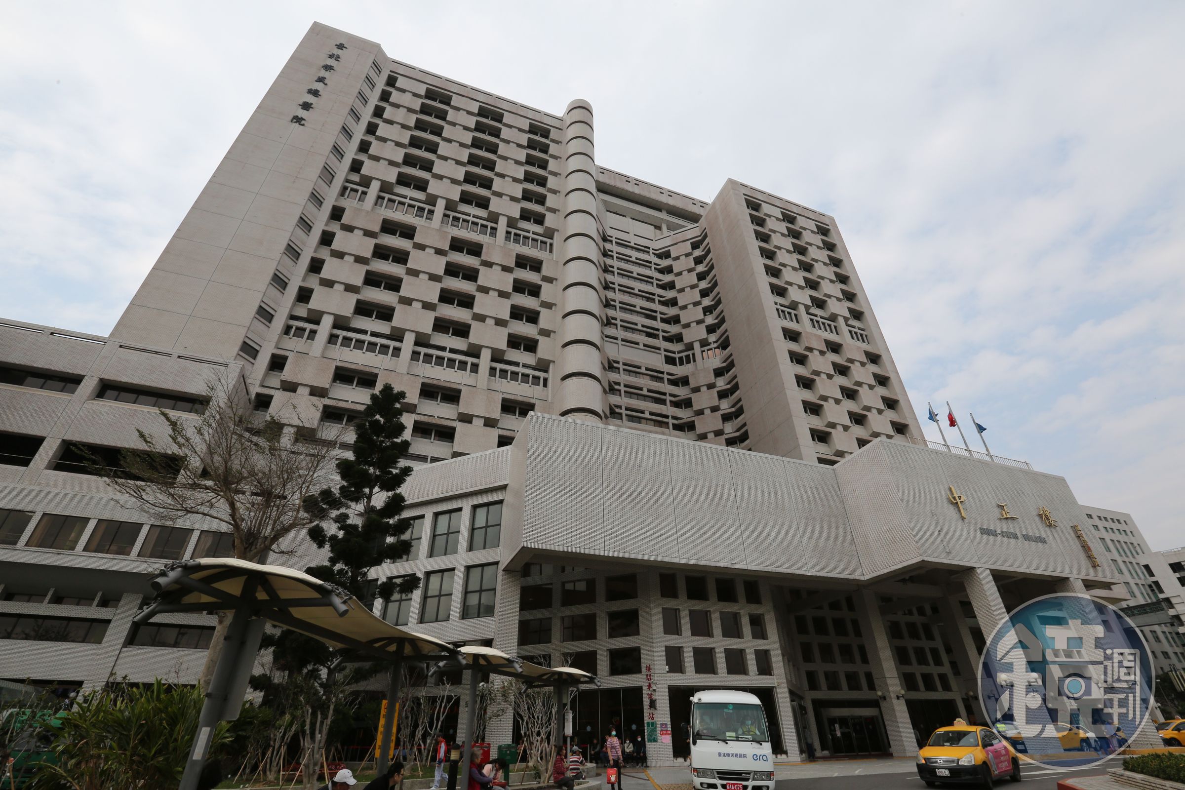 有榮總護理人員告訴本刊，若別家醫院鑑定認為老奶奶有住院治療必要，老奶奶就應到那家醫院住院。