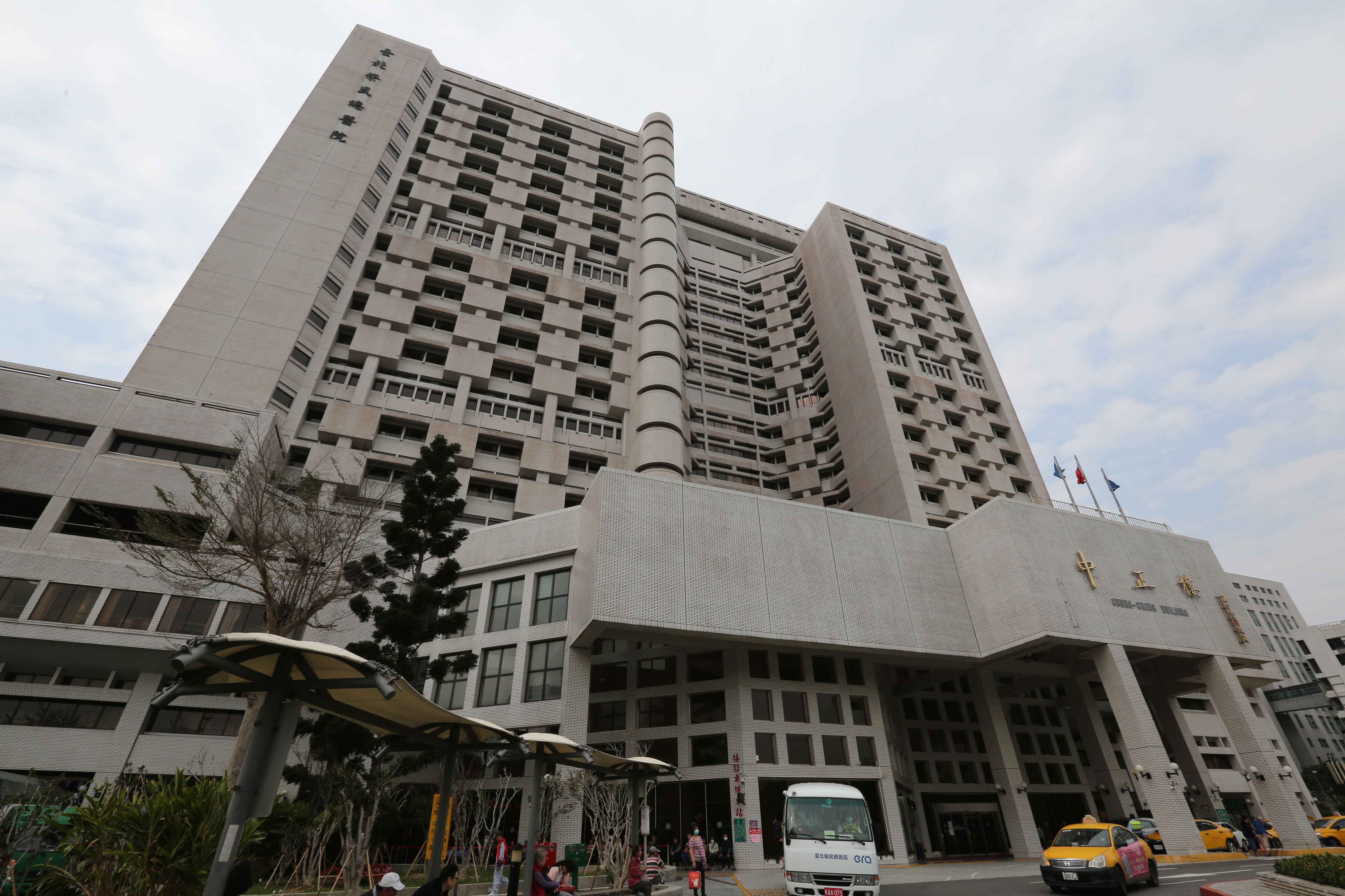 有榮總護理人員告訴本刊，若別家醫院鑑定認為老奶奶有住院治療必要，老奶奶就應到那家醫院住院。