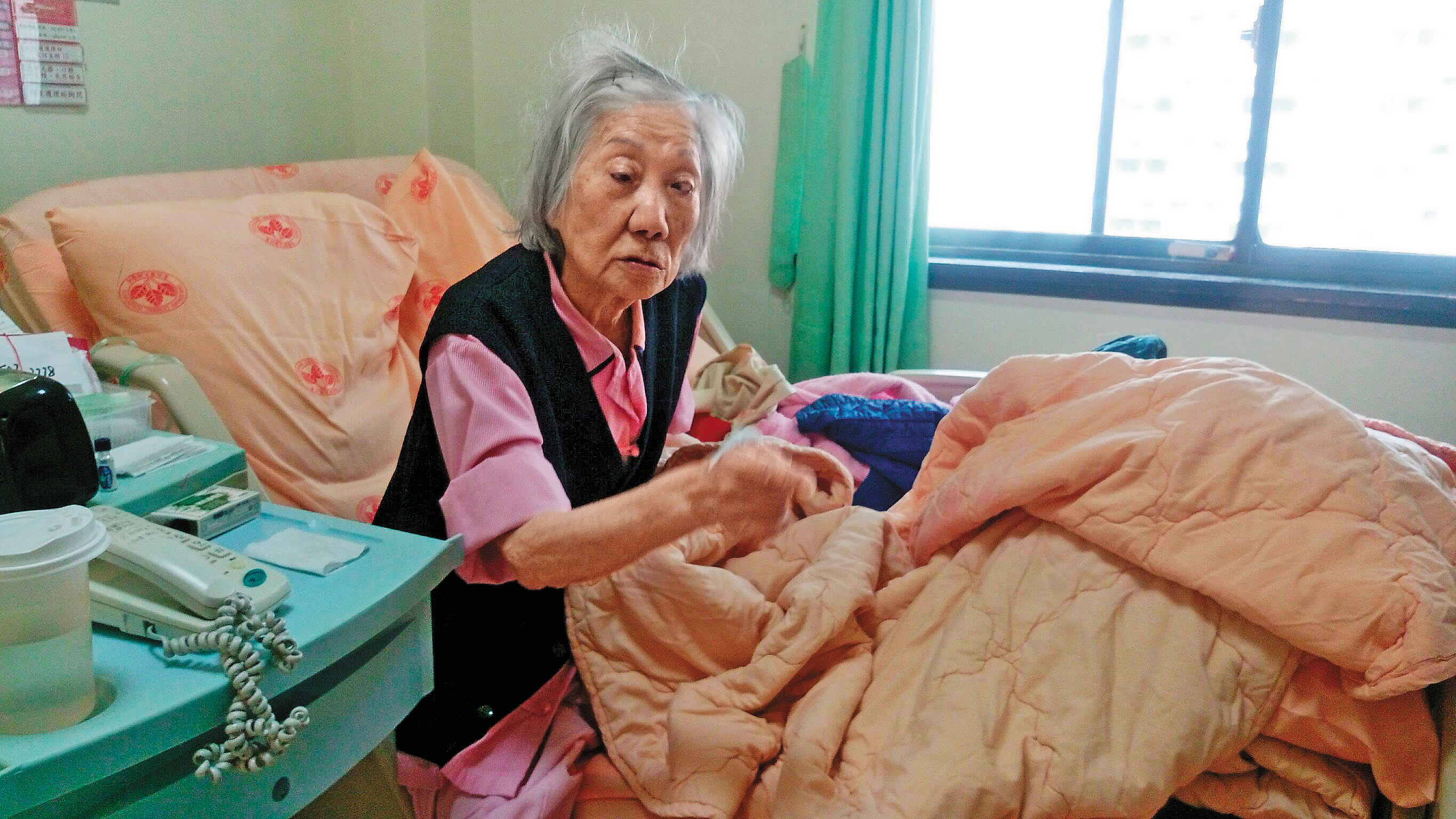 92歲的老奶奶張周智逢霸床近5年，榮總過年前以關閉病房為由要逼她出院。