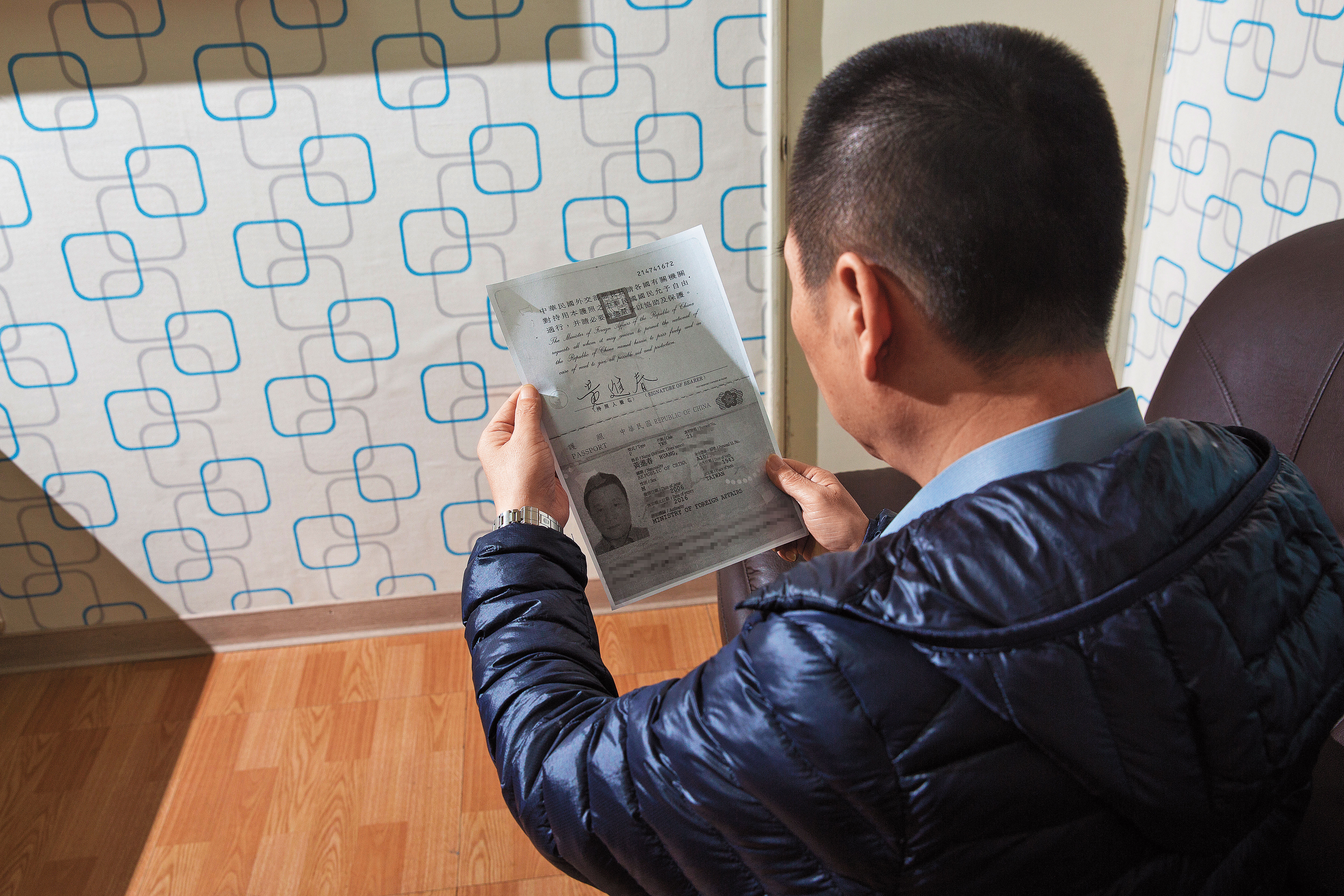 在澳門接待黃進春的B先生拿出黃的護照影本透露，黃到澳門賭博時，與女伴住同間房。