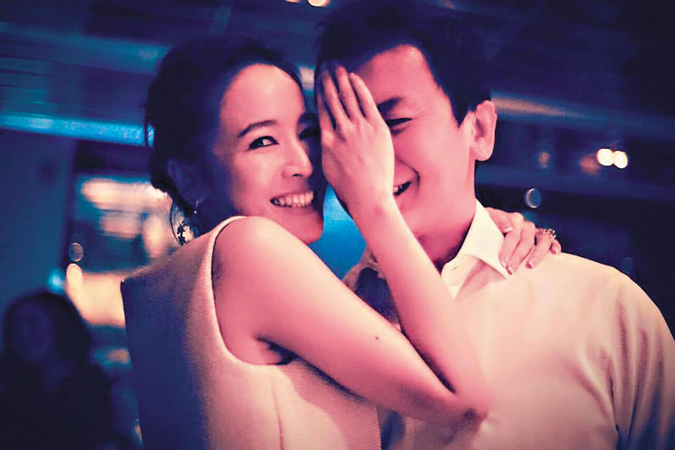 侯佩岑（左）與丈夫黃柏俊（右）結婚滿7年，兩人育有2子。（翻攝侯佩岑臉書）