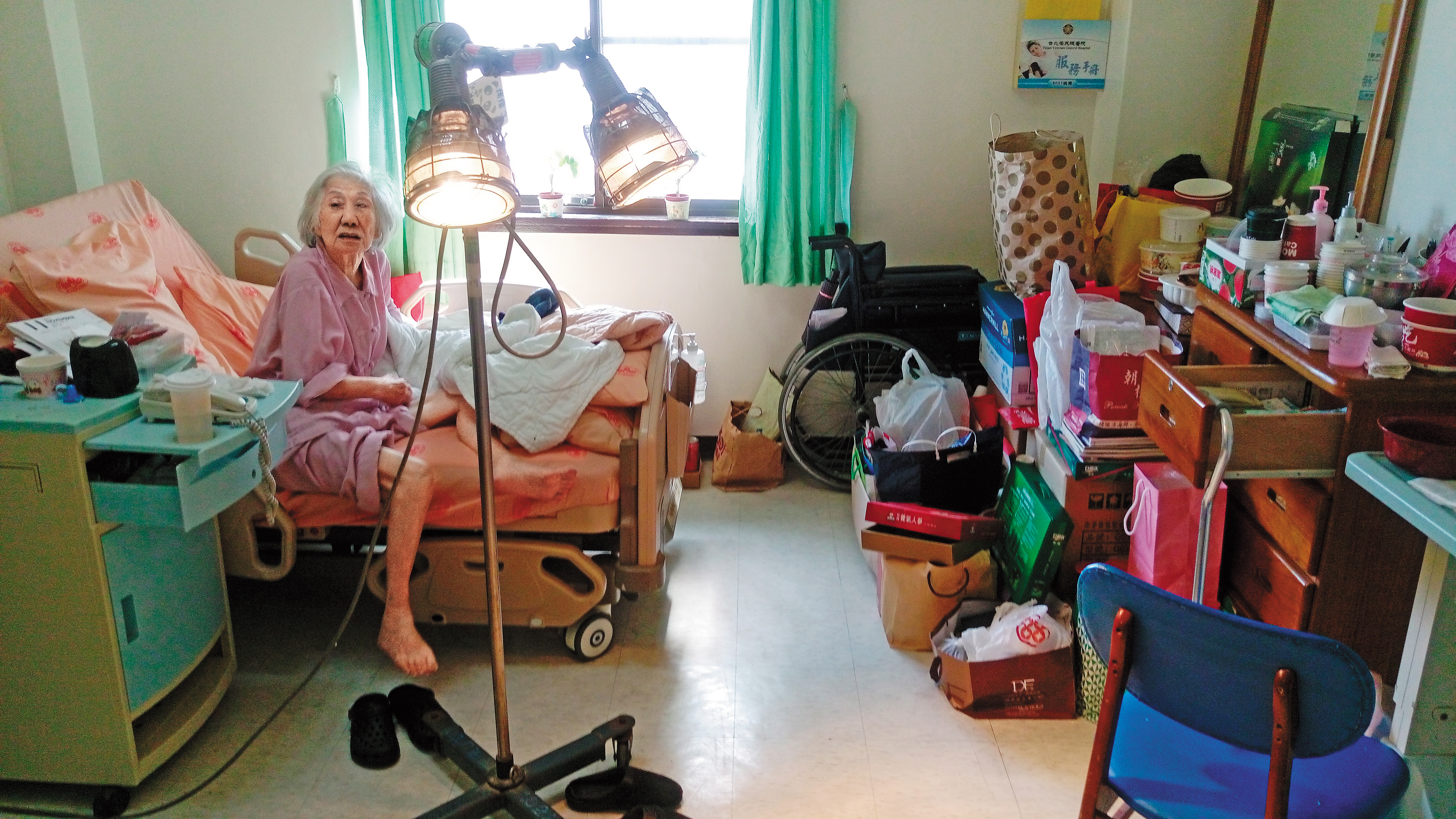 老奶奶的病房內推滿私人物品及食物，最近還有麥當勞套餐。