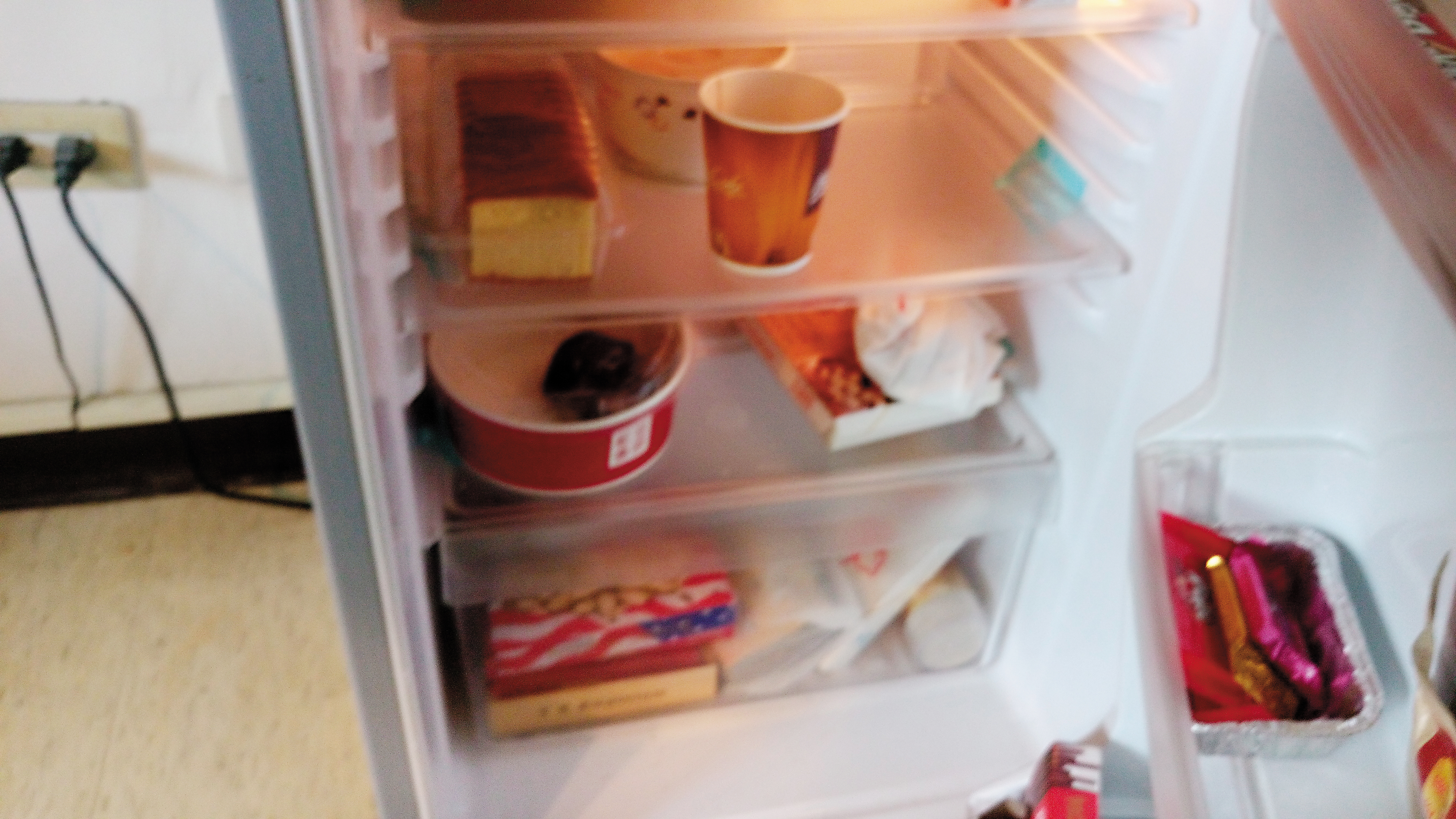 老奶奶指控榮總不給她東西吃，但冰箱內食物源源不絕。