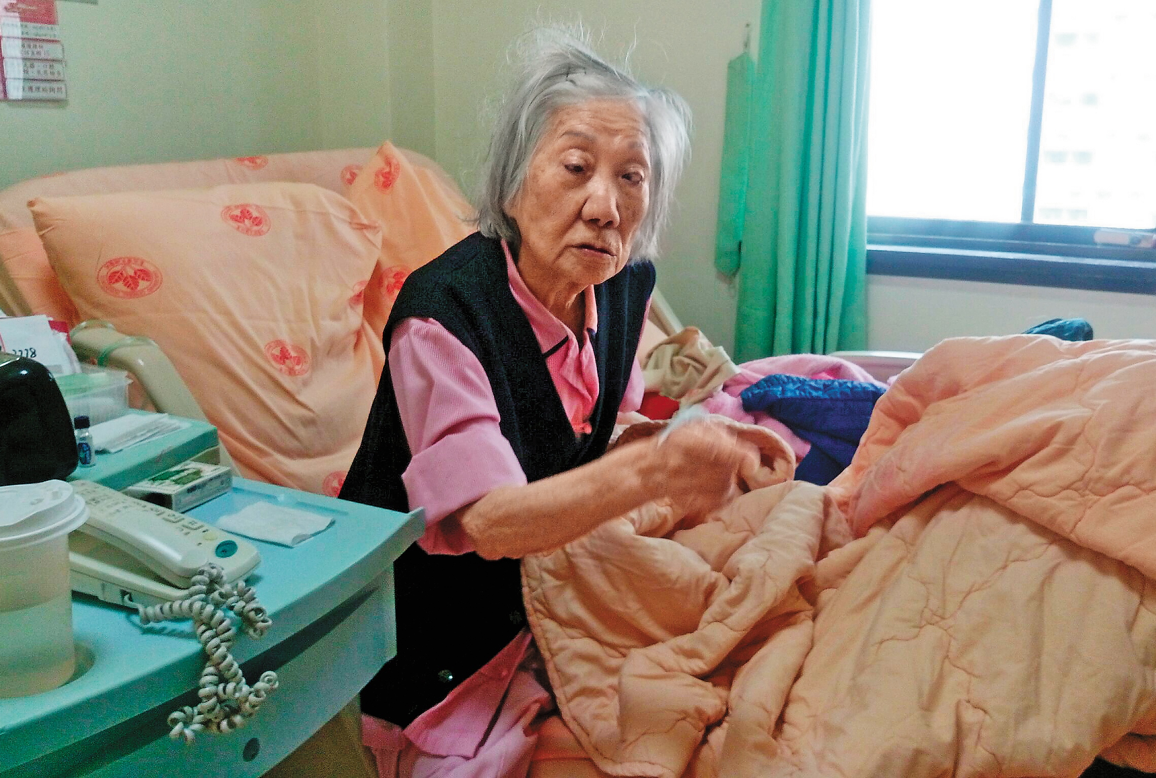 92歲的老奶奶張周智逢霸床近5年，榮總過年前以關閉病房為由要逼她出院。