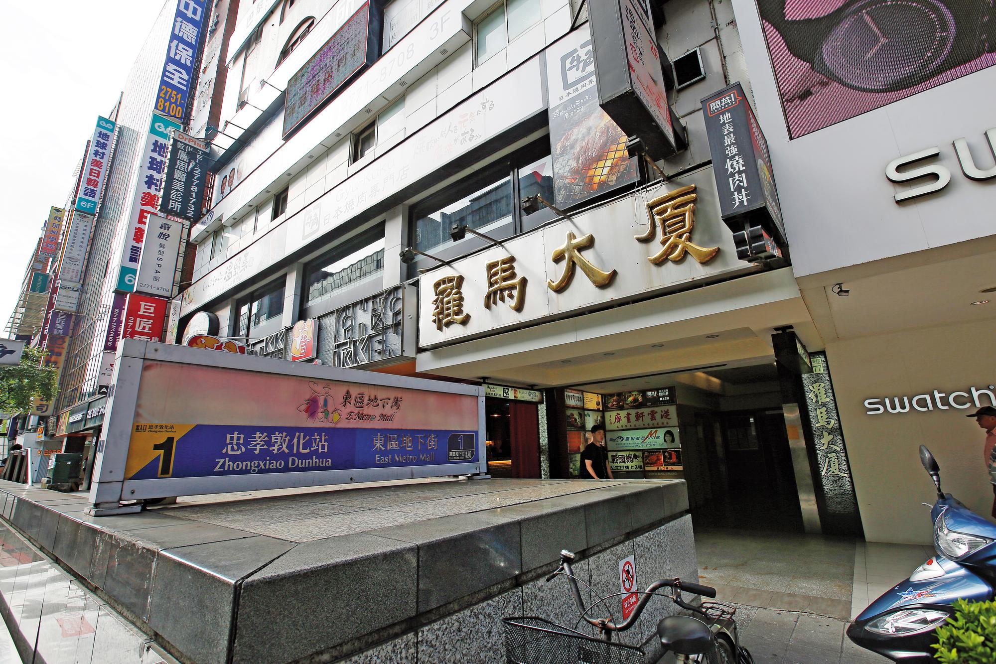 老奶奶家境優渥，在台北市有棟逾5千萬元的羅馬大廈。目前她已還774萬元，仍欠168萬元。