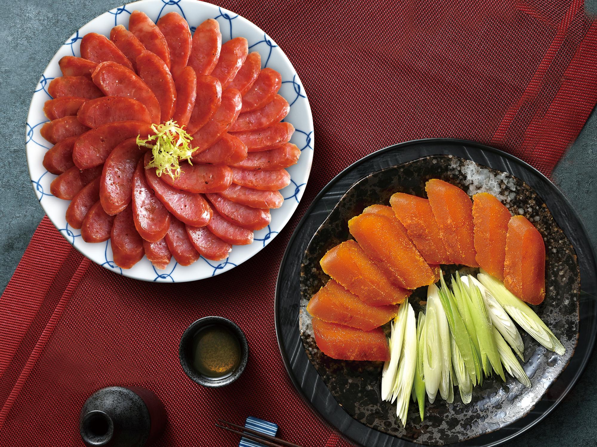 黑豬肉香腸與烏魚子本來是隔著青蒜在盤中遙遙相對，現在居然合二為一，讓人好奇滋味如何。（黑橋牌提供）