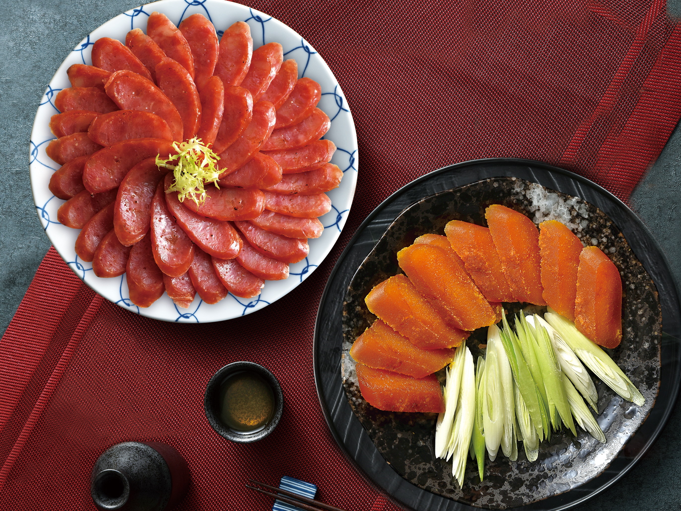 黑豬肉香腸與烏魚子本來是隔著青蒜在盤中遙遙相對，現在居然合二為一，讓人好奇滋味如何。（黑橋牌提供）