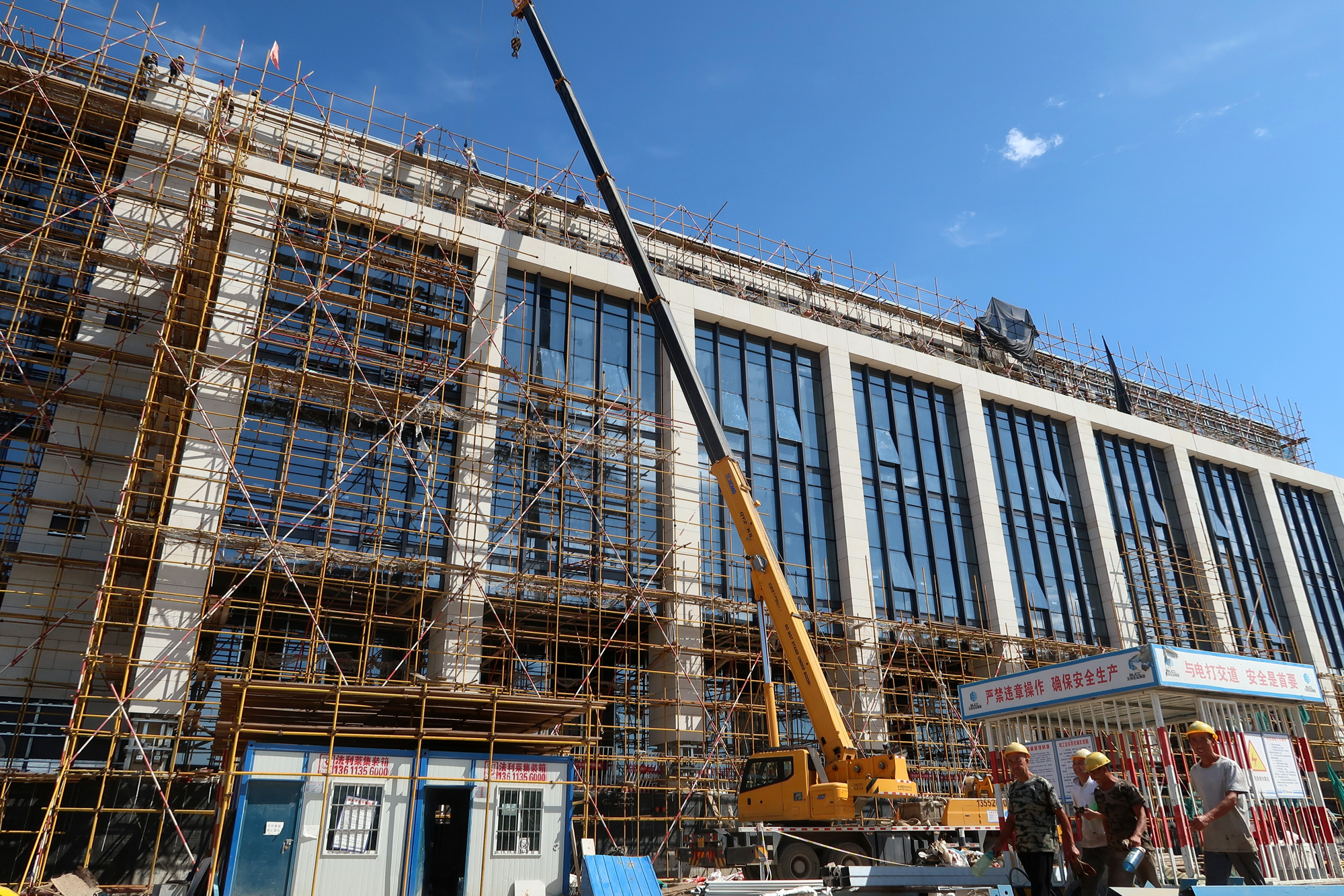 大陸及台灣在年底進入建築趕工旺季，平板玻璃價格維持一定水準。