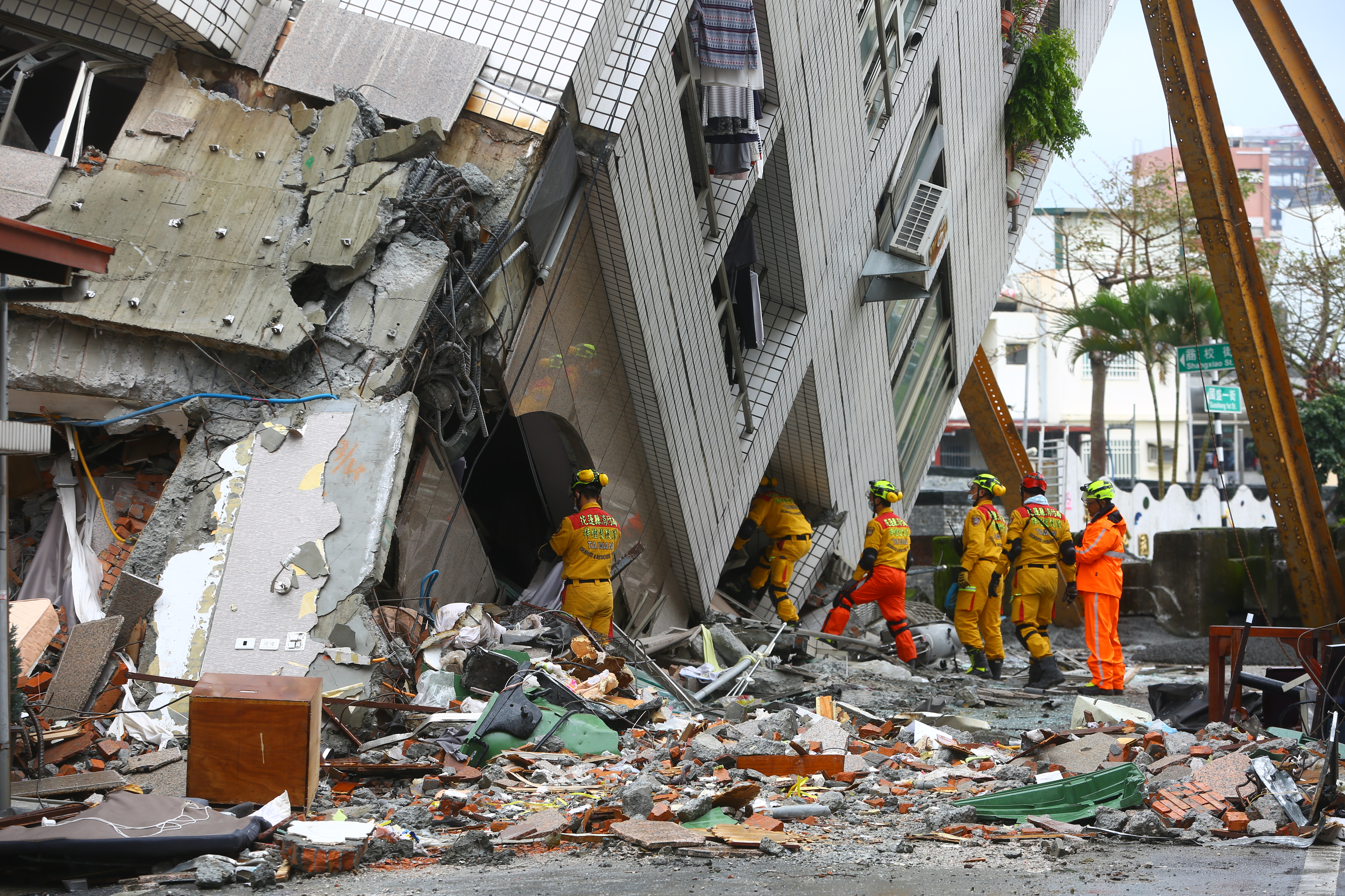 花蓮縣長傅崐萁11日上午召開記者會宣布，經家屬同意停止雲門翠堤大樓搜救行動，改由大型機具進場拆除大樓。