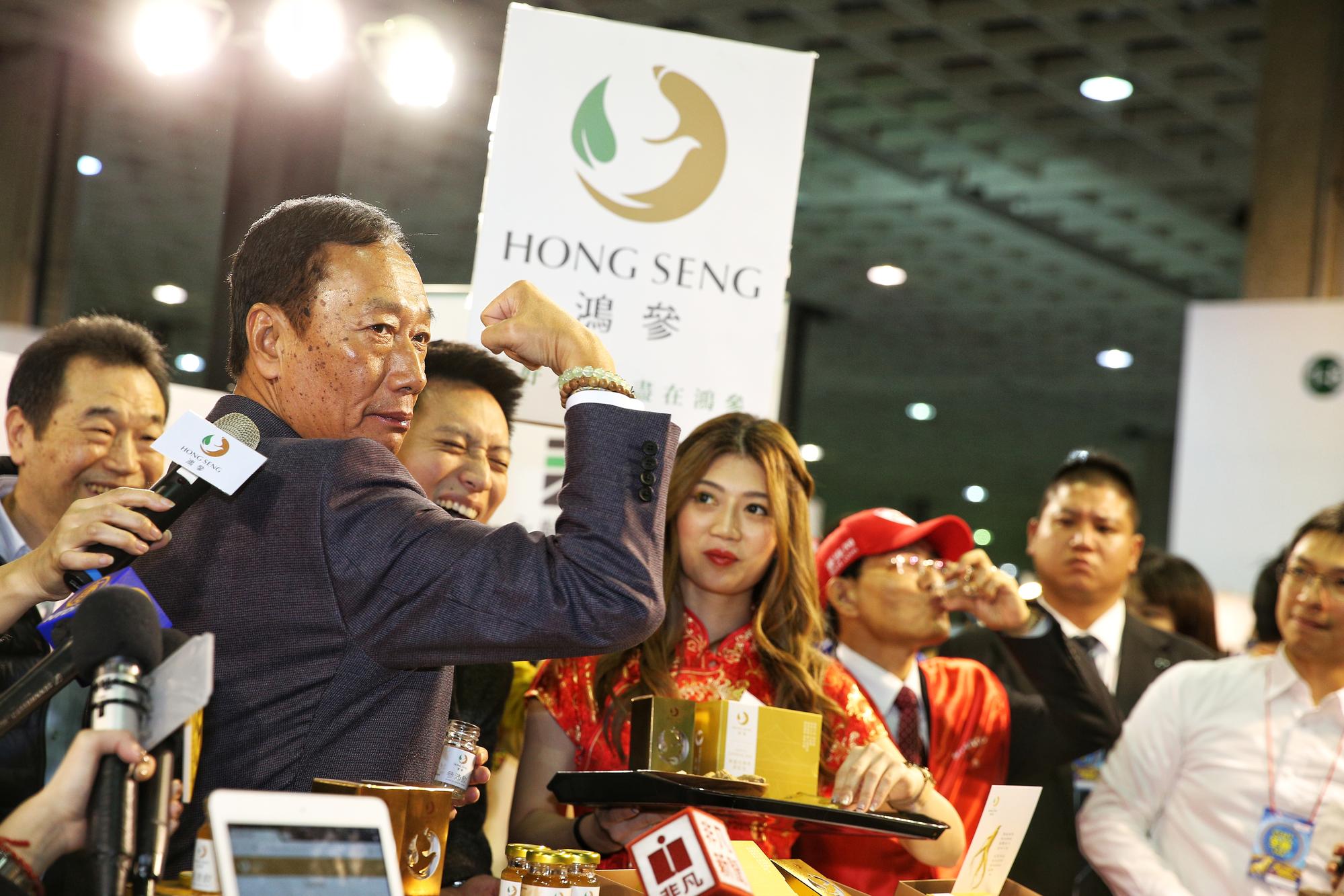 雖然找了戴資穎幫夏普品牌代言，但其實，鴻海董事長郭台銘本人才是鴻海產品的最佳代言人。
