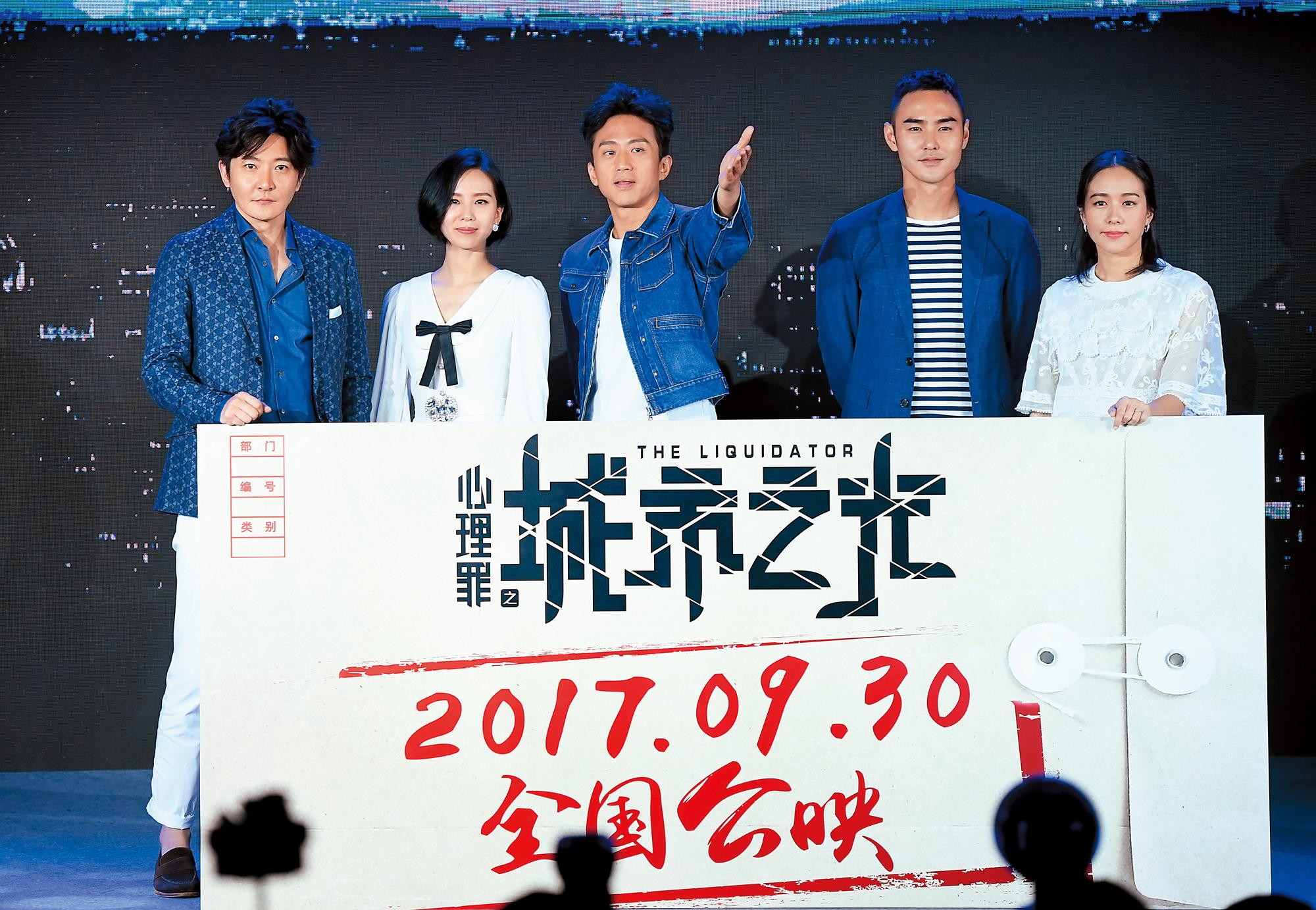 樂當媽媽的林嘉欣(右一),去年拍電影《心理罪之城市之光》,並未占用太多家庭時間。(東方IC)
