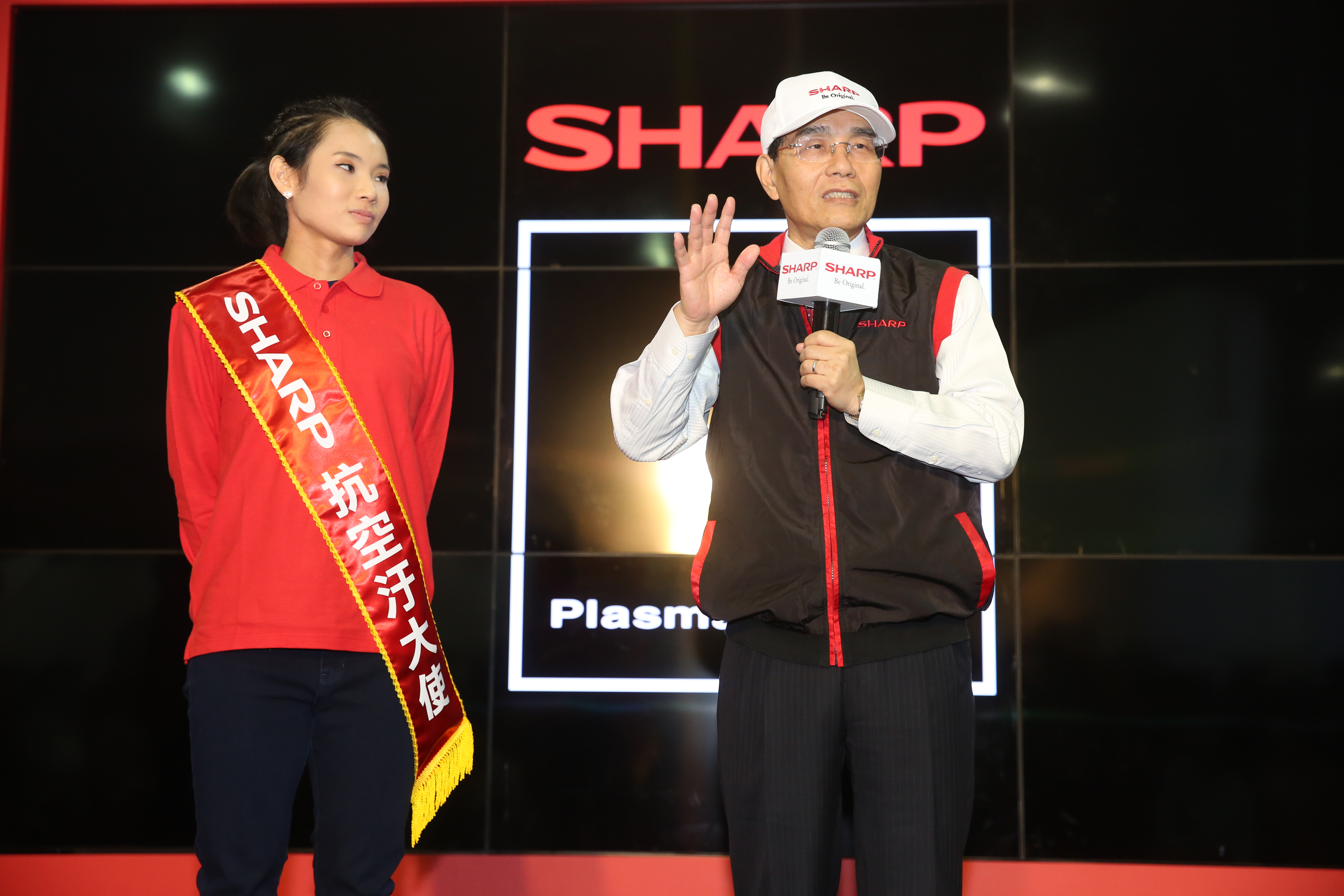 身為台灣夏普代言人的世界球后戴資穎（左）特別出席鴻海尾牙。圖右為戴正吳。