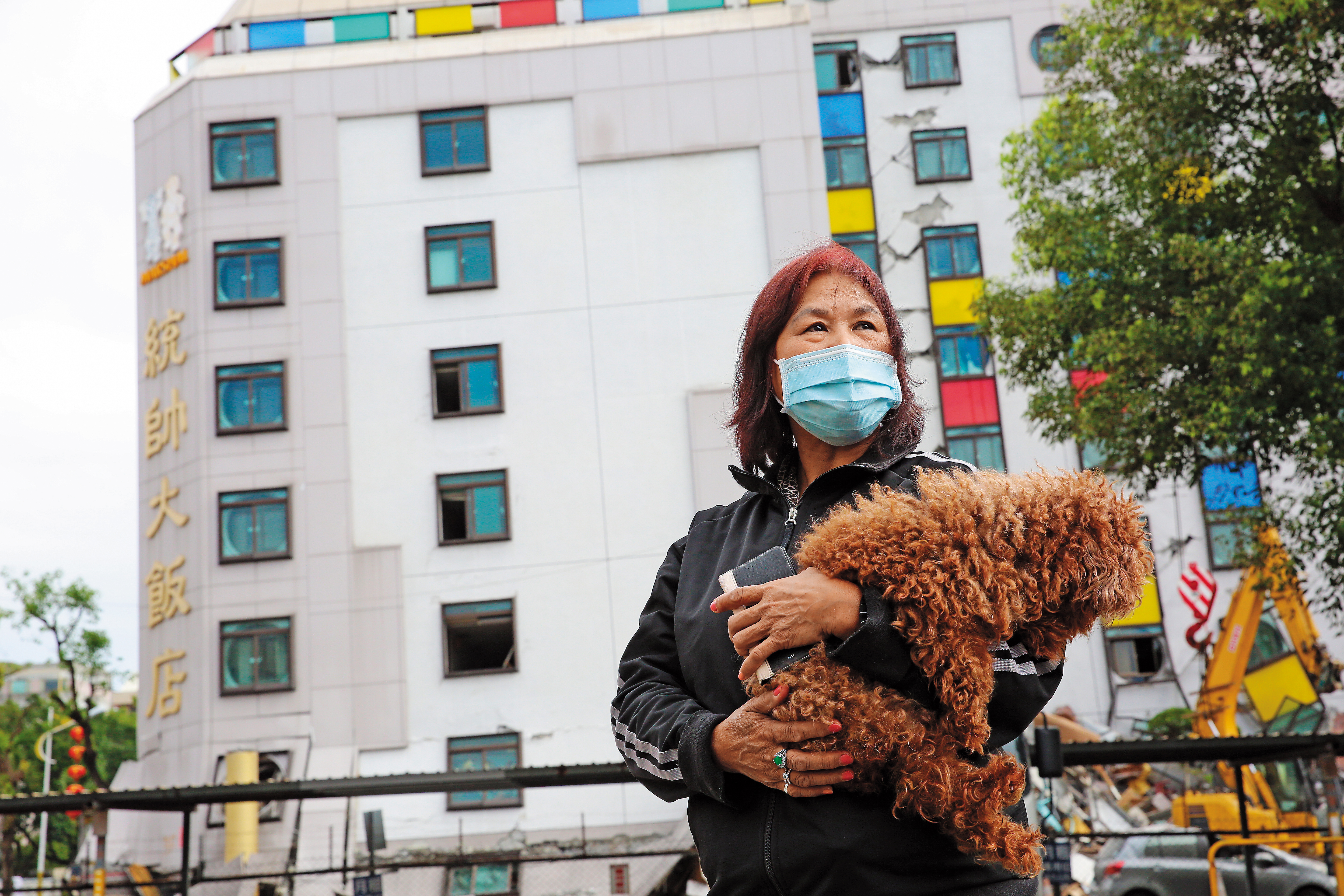 周志軒母親篤信天主教，最後還是選擇回到統帥飯店招魂，就怕他有一絲可能回不了家。