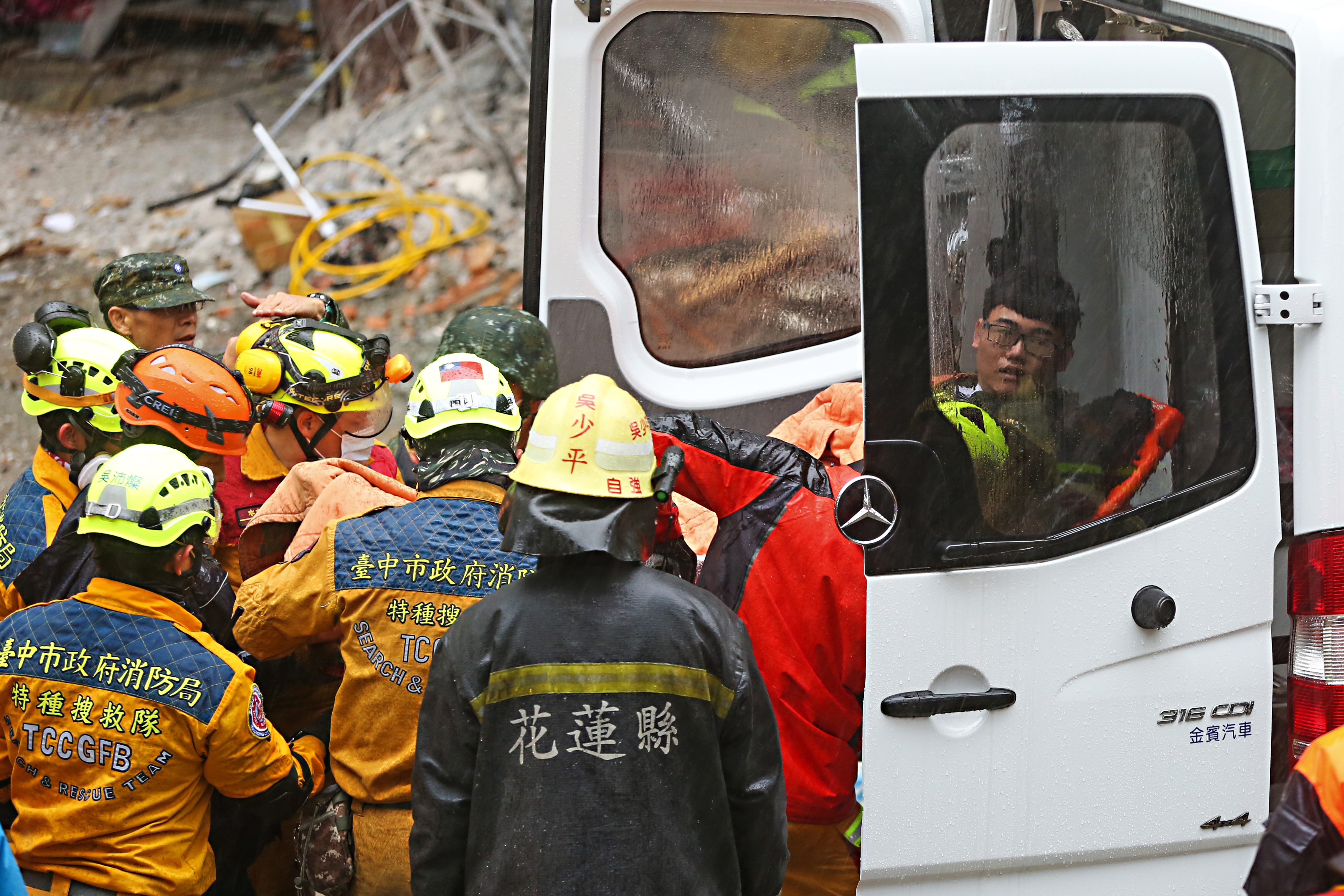 統帥飯店櫃台員工梁書瑋於7日下午3時左右被救出。