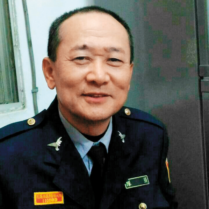 64歲的江振昌是漂亮旅店夜班櫃台，被發現時仍死守崗位。（翻攝網路）