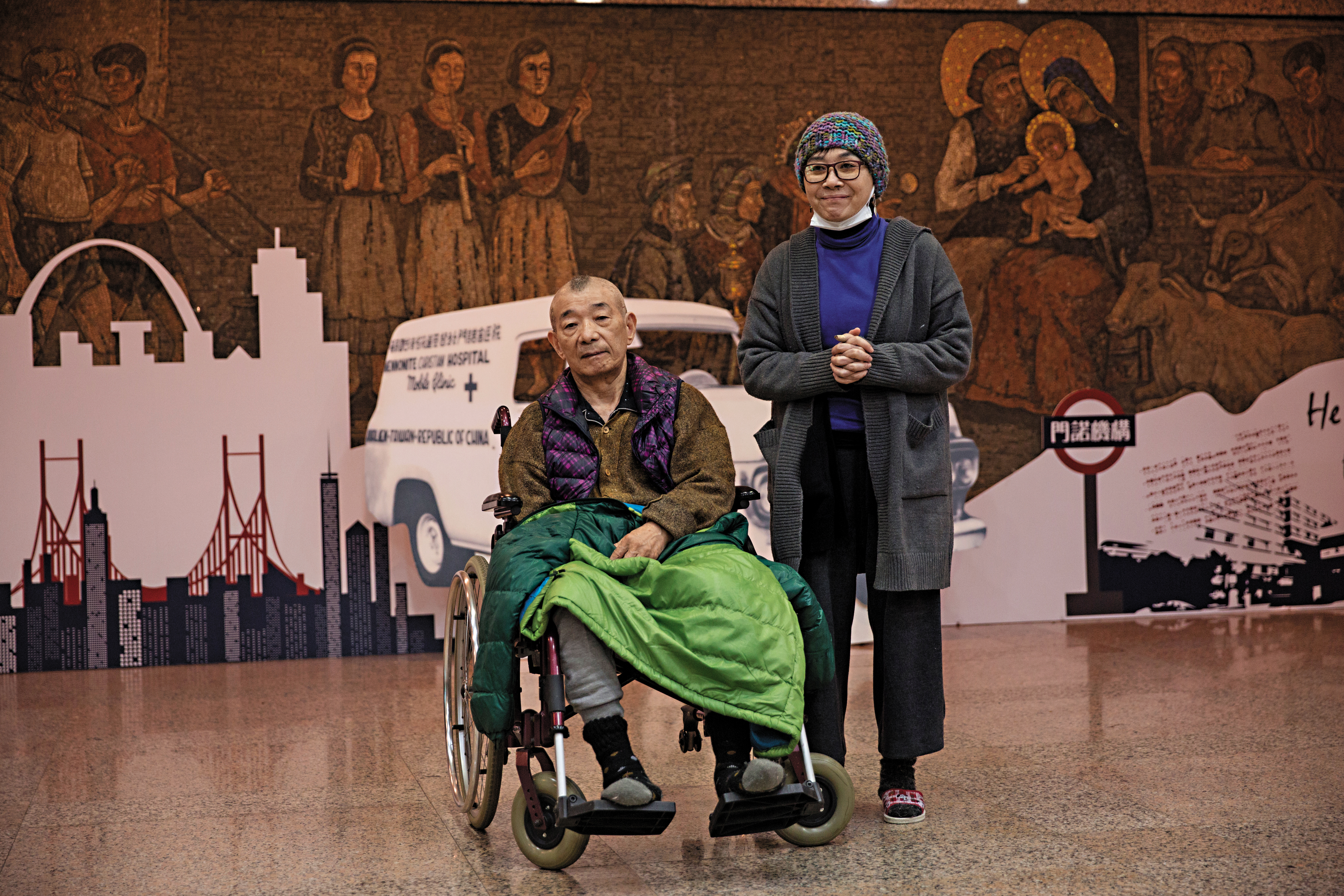 大久保淑珉（右）與丈夫（左）住在雲門翠堤7樓，過去在日本也經歷過311地震。