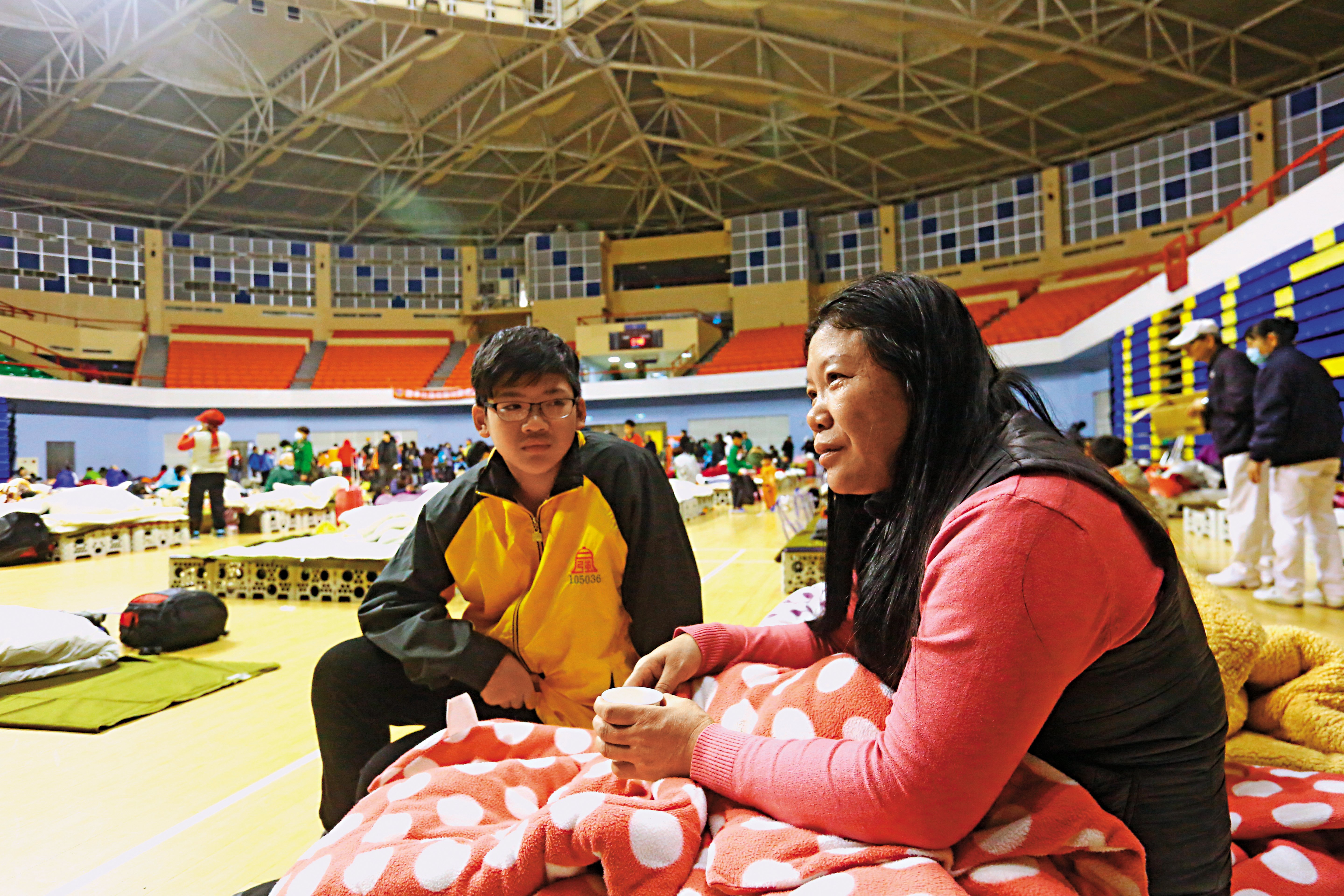 地震發生後，15歲的林千群（左）和媽媽（右）先是在公園過夜，後暫居體育館收容所。