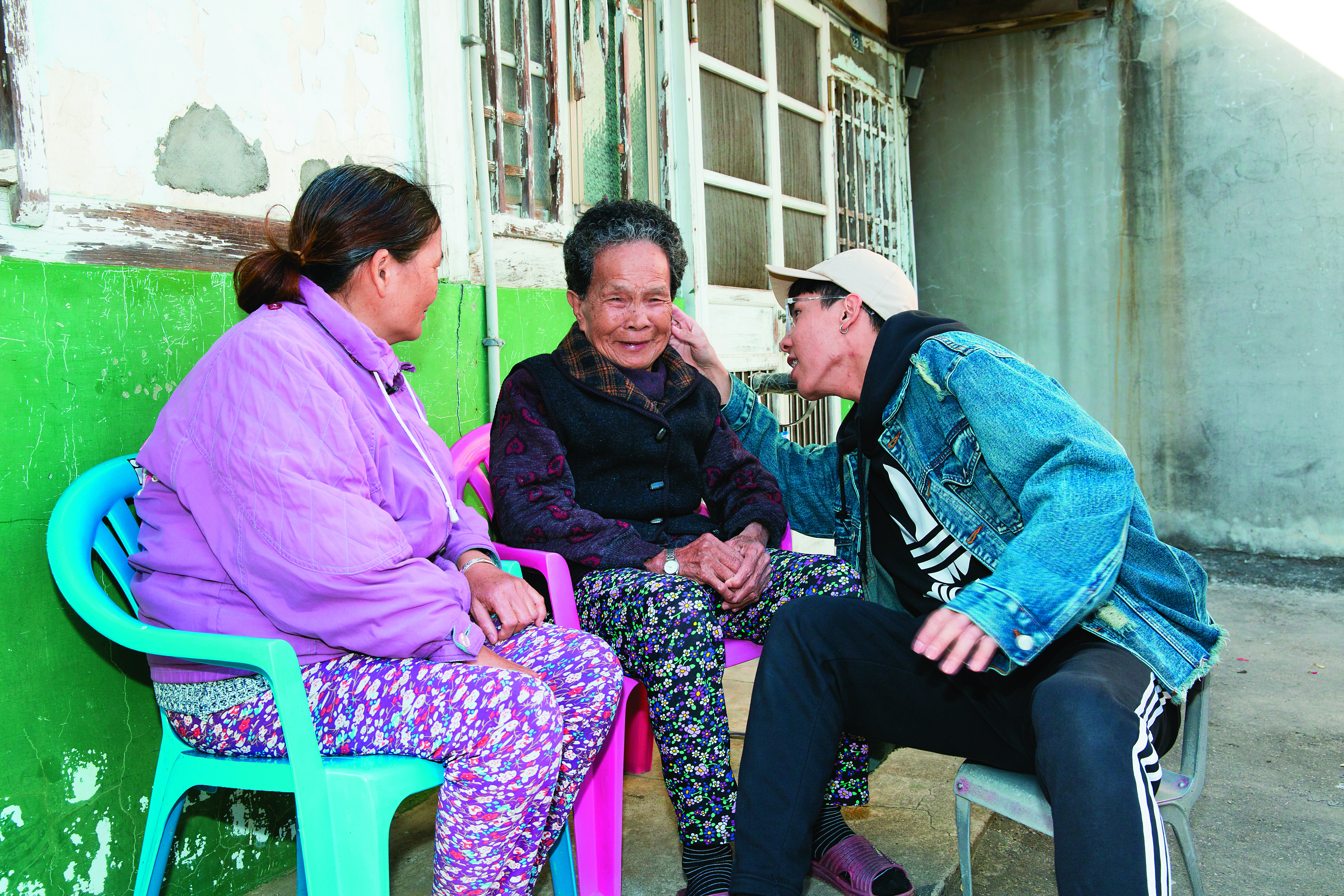 林進以前常和阿嬤、媽媽在門口話家常，自從去台北工作後就難抽出時間。