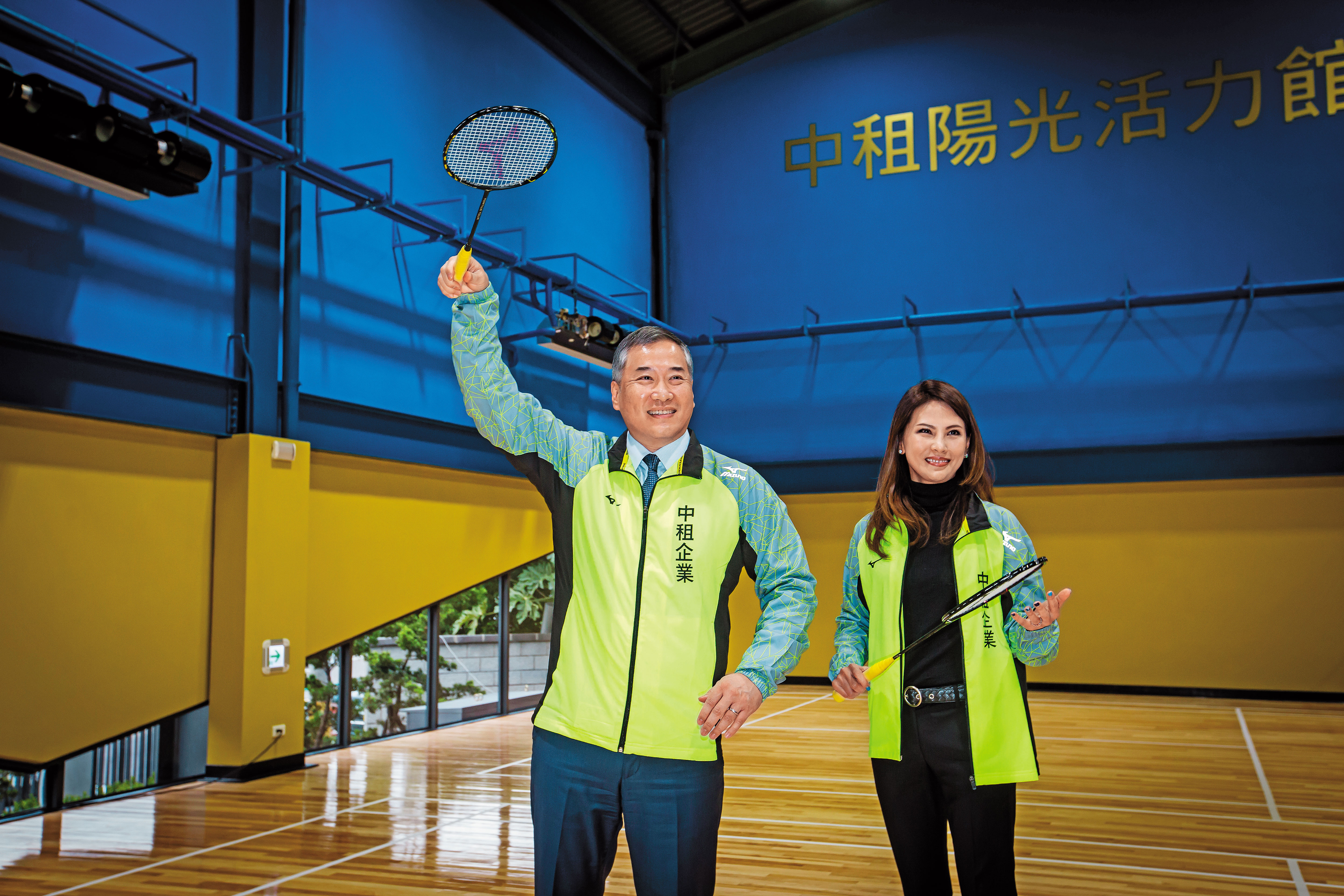 辜仲立（左）一家四口都喜歡打羽球，老婆辜周靖華（右）主持的基金會，就耗資億元蓋羽球館，希冀培養出奧運選手。